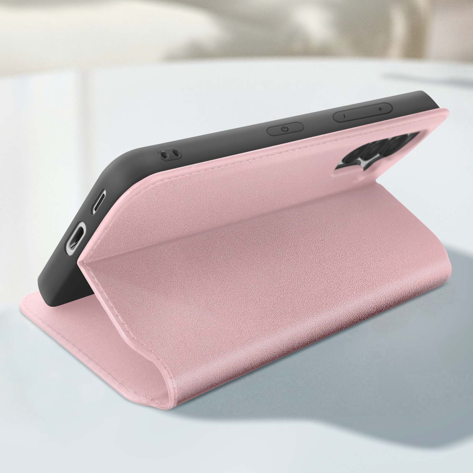 Rosa Telefon in einer rosa Hülle, aufgestellt. Das Telefon zeigt die Uhrzeit an.