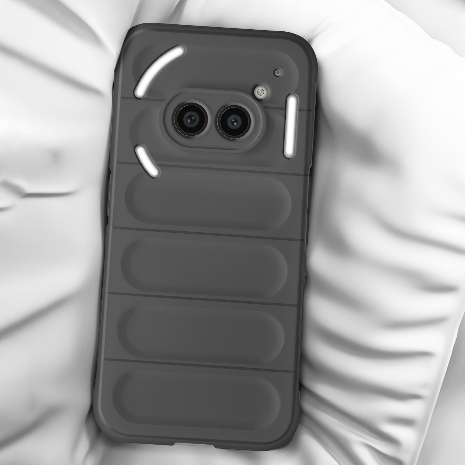 Custodia su una superficie bianca. Grigio scuro, design unico, aperture per fotocamera.