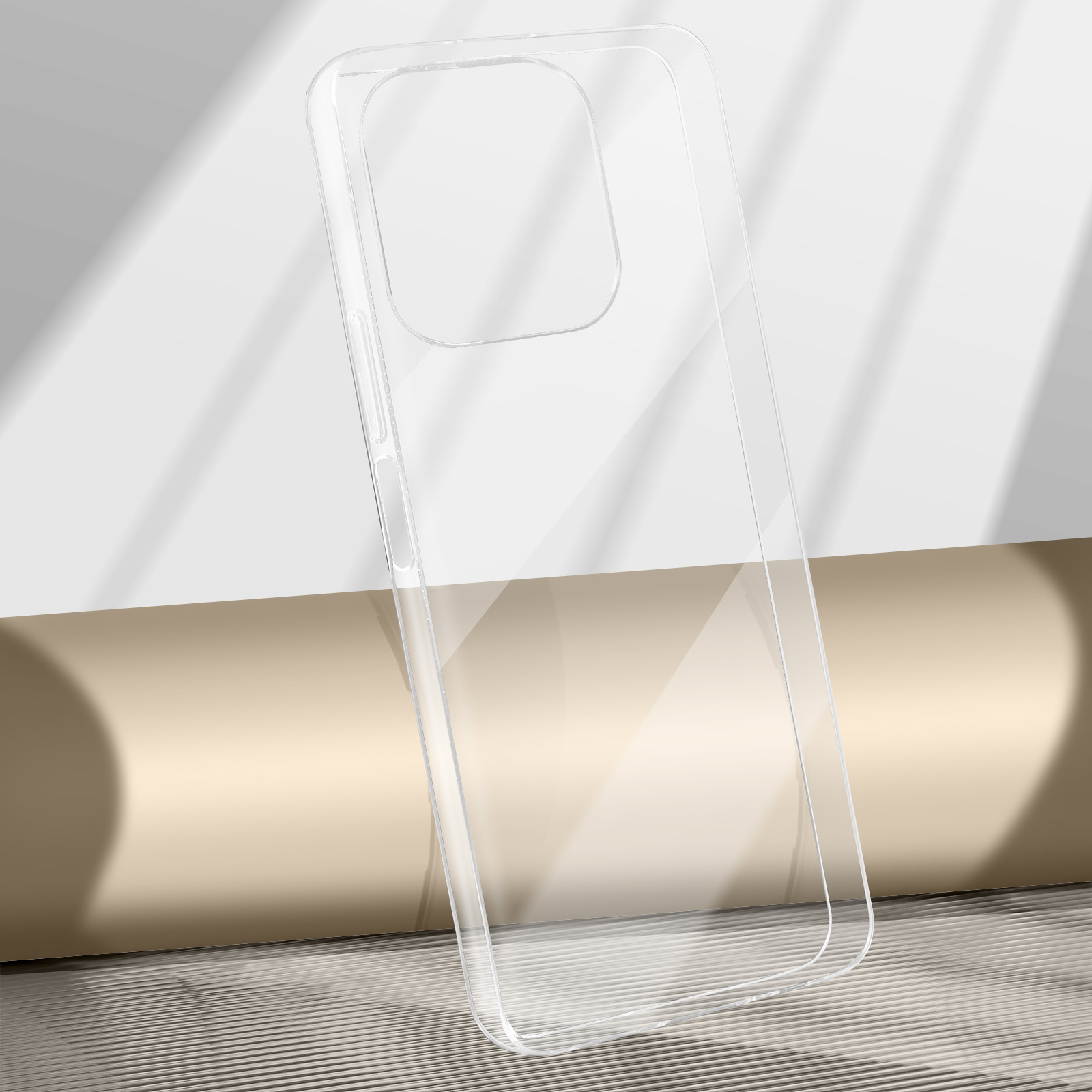 Transparente Handyhülle vor neutralem Hintergrund, abgewinkelt, Kameraausschnitt und Knöpfe zeigend.