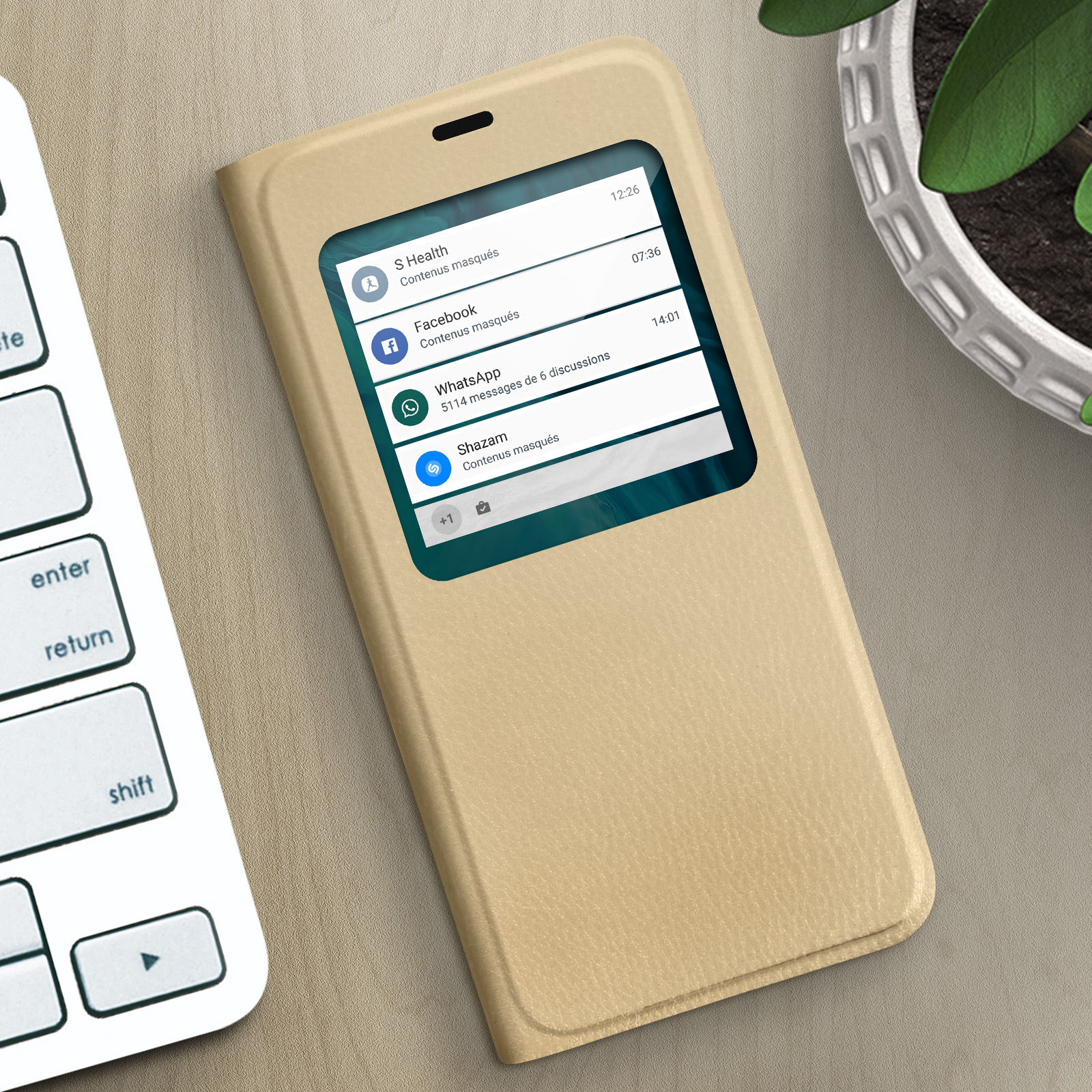 Custodia per telefono beige, aperta, che mostra le notifiche sullo schermo. Tastiera e scrivania.