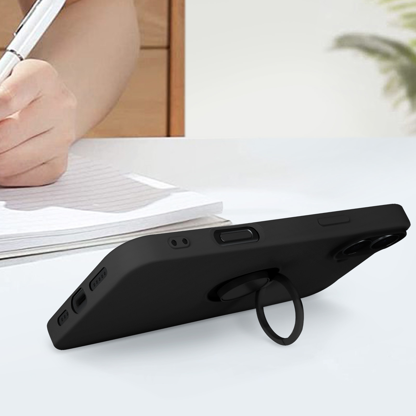 Custodia per telefono con supporto ad anello su una scrivania. Sfondo bianco.