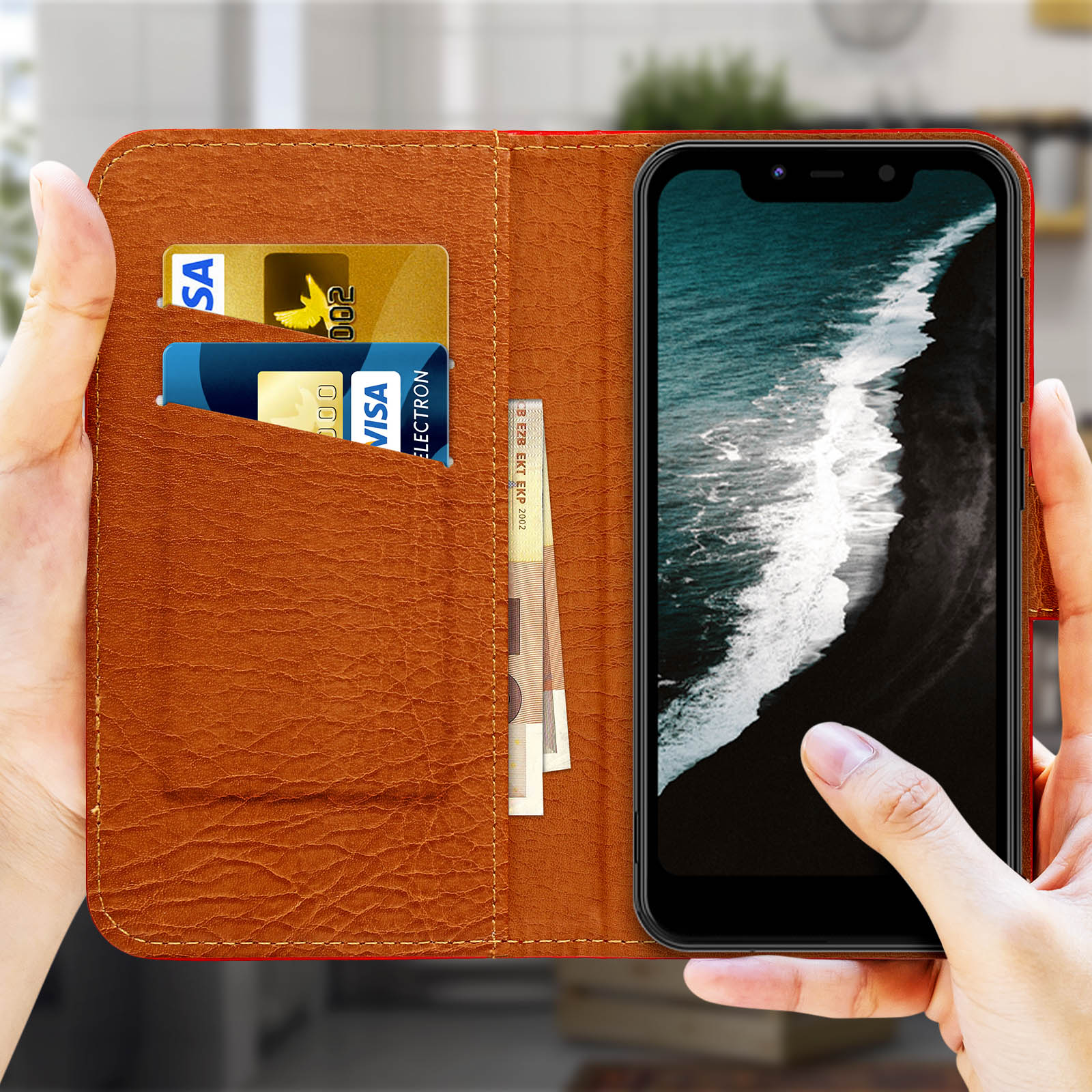 Mani che tengono una custodia marrone aperta. All'interno ci sono carte, contanti e un telefono che mostra un'immagine.