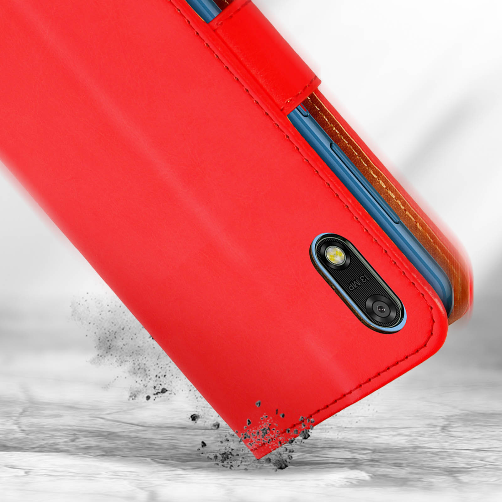 Custodia rossa per telefono con telefono dentro, inclinata, e particelle di polvere. Obiettivo fotocamera nero visibile.