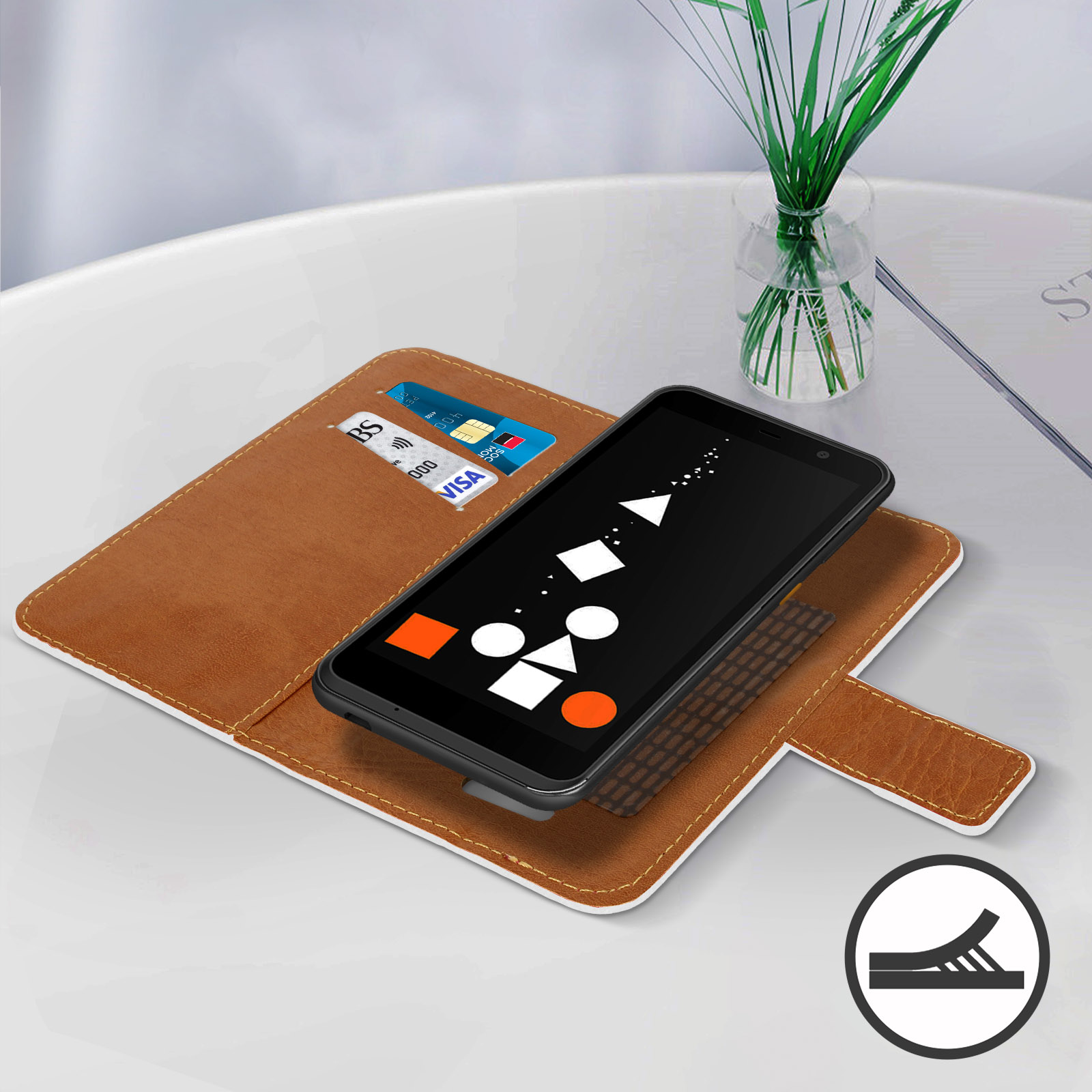 Funda de teléfono marrón, abierta, con teléfono. Tarjetas de crédito visibles. Mesa blanca, planta verde en fondo.