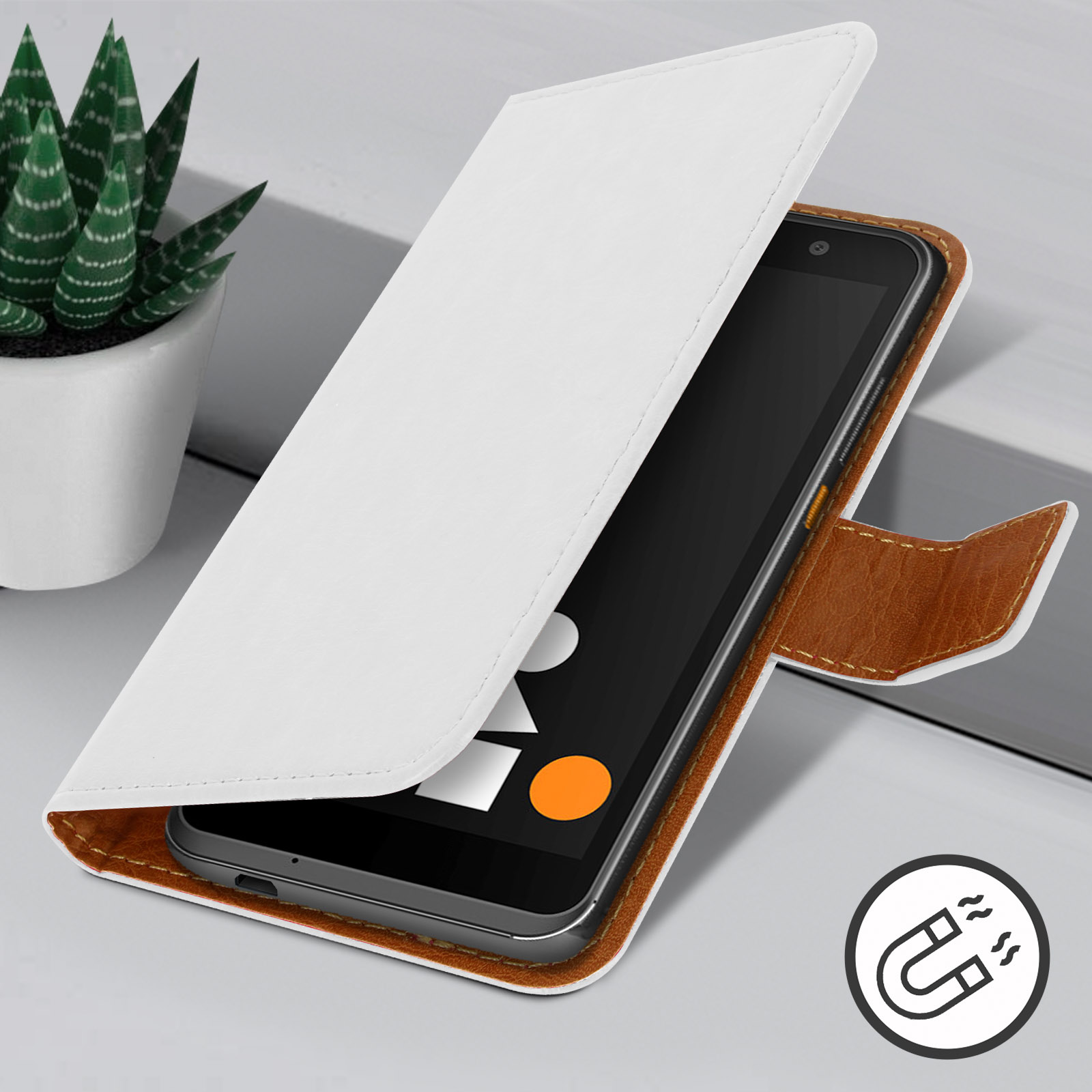 Funda de teléfono blanca, abierta, con teléfono. Interior marrón. Escritorio blanco, planta verde en fondo.