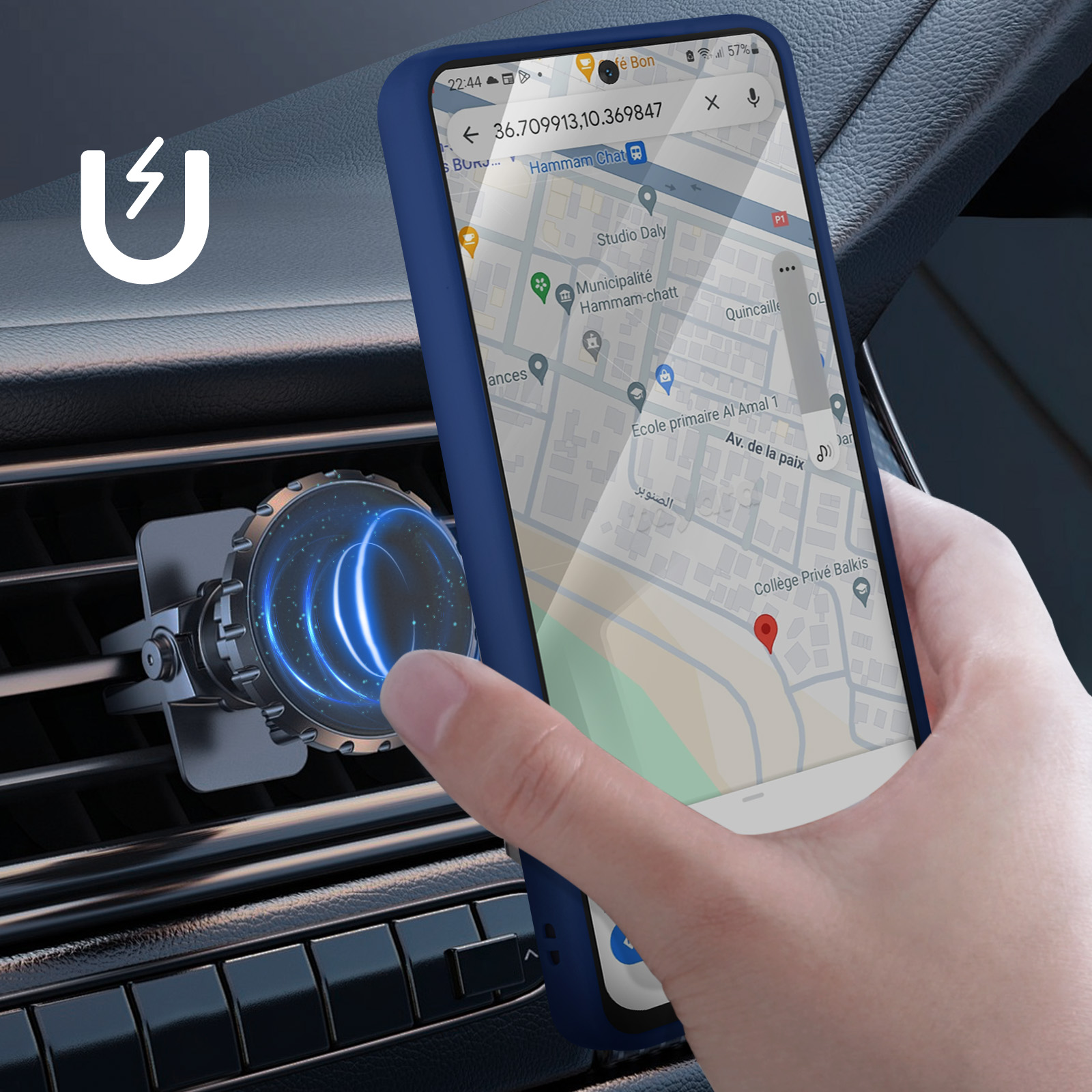 Hand hält blaues Telefon im Auto mit geöffneter Karten-App und an der Lüftung befestigter Telefonhalterung.