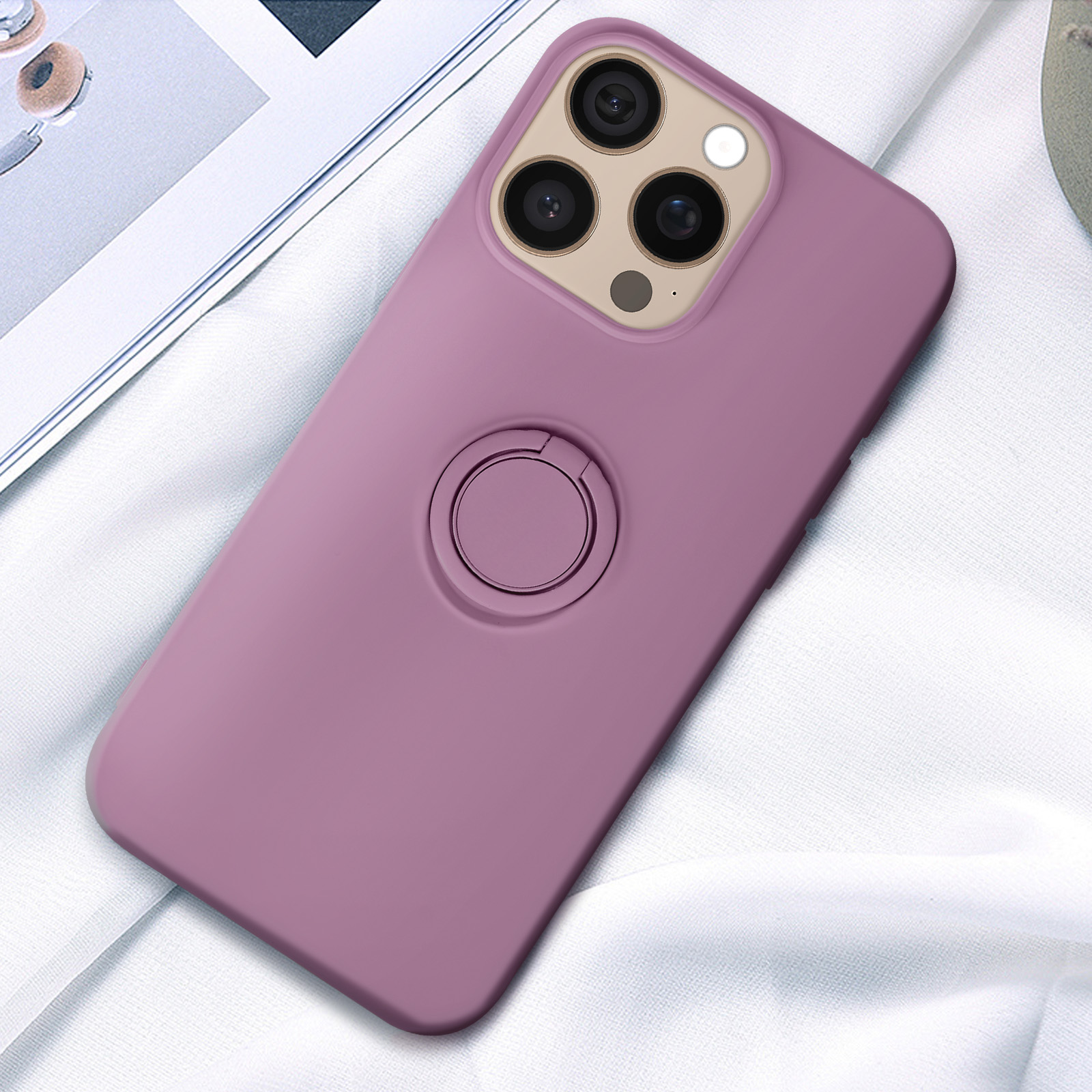 Custodia viola con anello di supporto. Il telefono è su un panno bianco, la fotocamera è visibile.