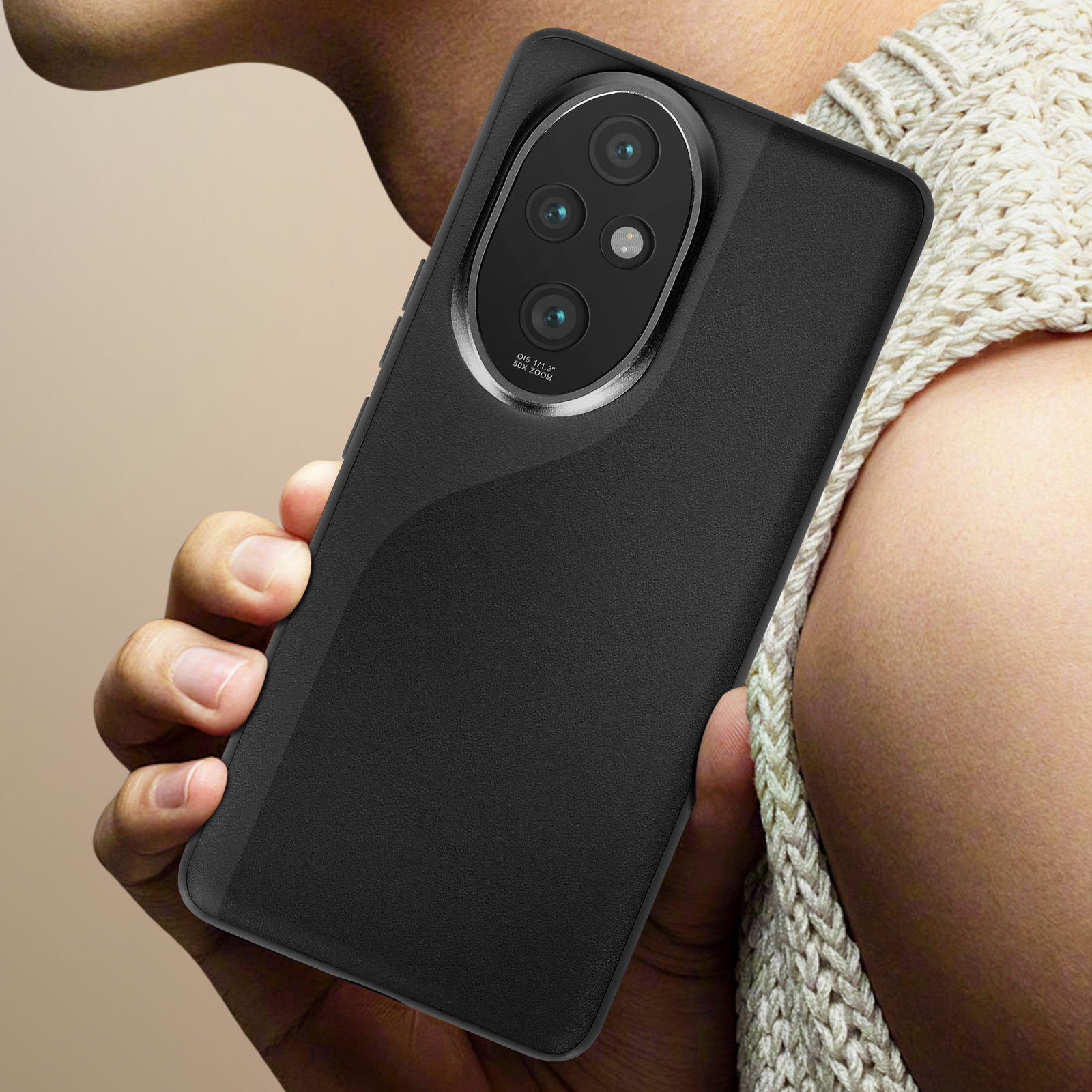 Una mano che tiene una custodia nera per telefono con fotocamere. Lo sfondo è una persona.