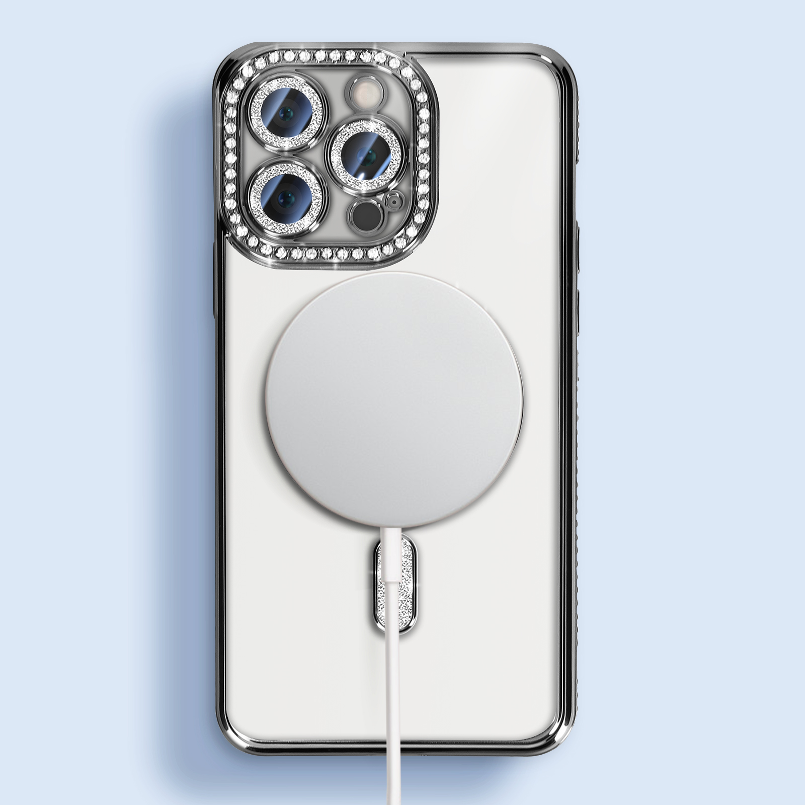 Custodia trasparente per iPhone con finiture argento e cristalli, con caricatore MagSafe bianco.
