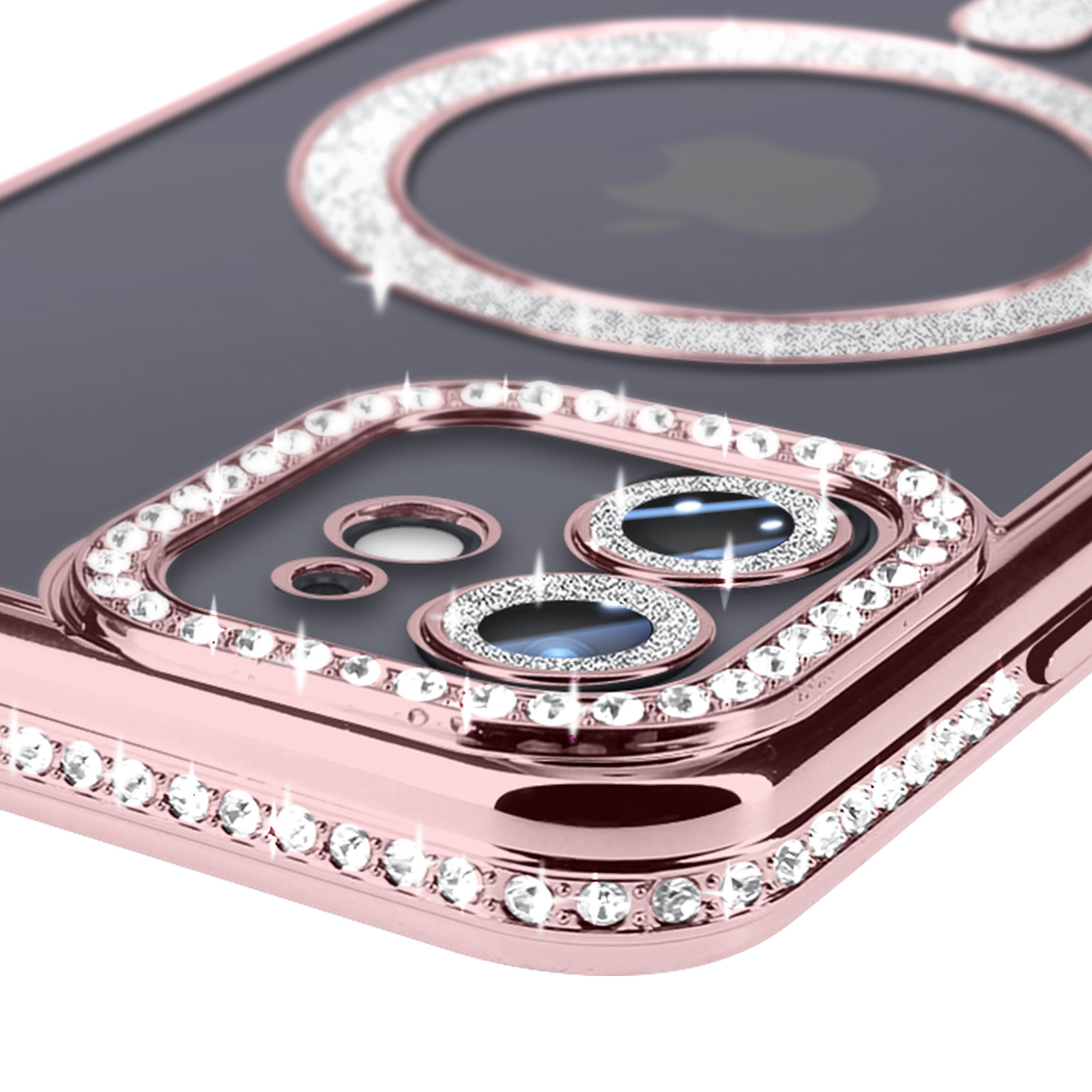 Primo piano di una custodia rosa per telefono con strass. Messa a fuoco sull'area della fotocamera.