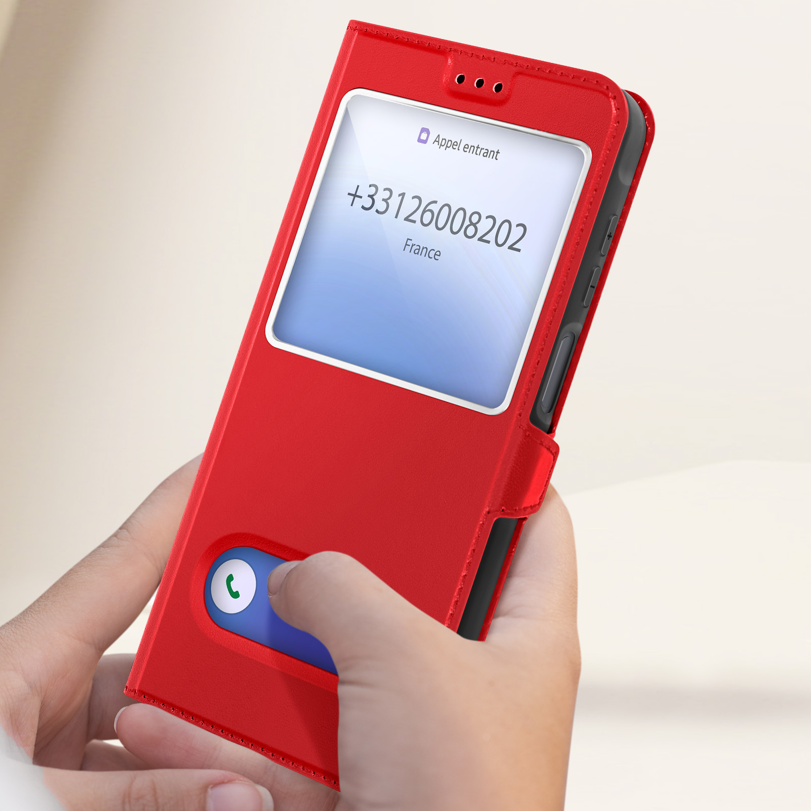 Una custodia per telefono con una cover rossa e uno schermo che mostra una telefonata. Una mano tiene il telefono.
