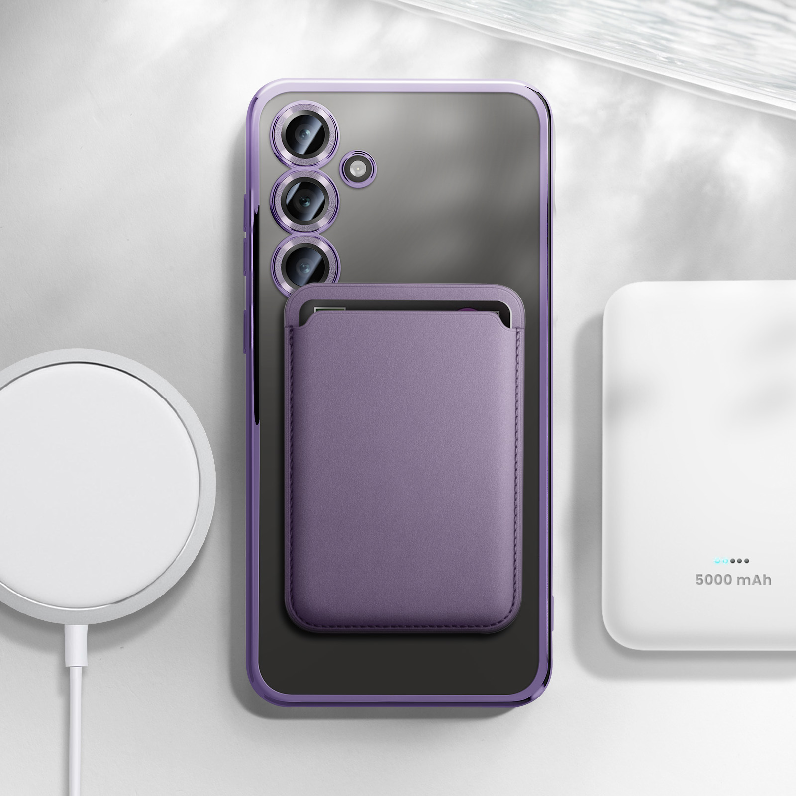 Telefono con custodia viola e portafoglio viola. Un caricatore bianco e un power bank bianco nelle vicinanze.