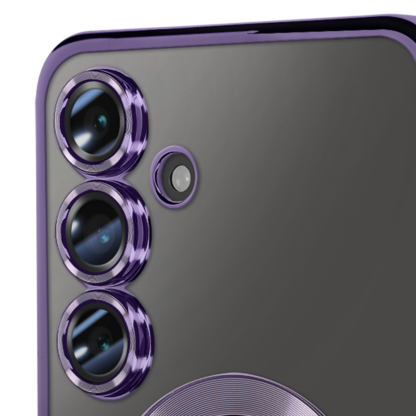 Primo piano di una custodia per telefono. Ha un anello per fotocamera viola attorno alle tre fotocamere.