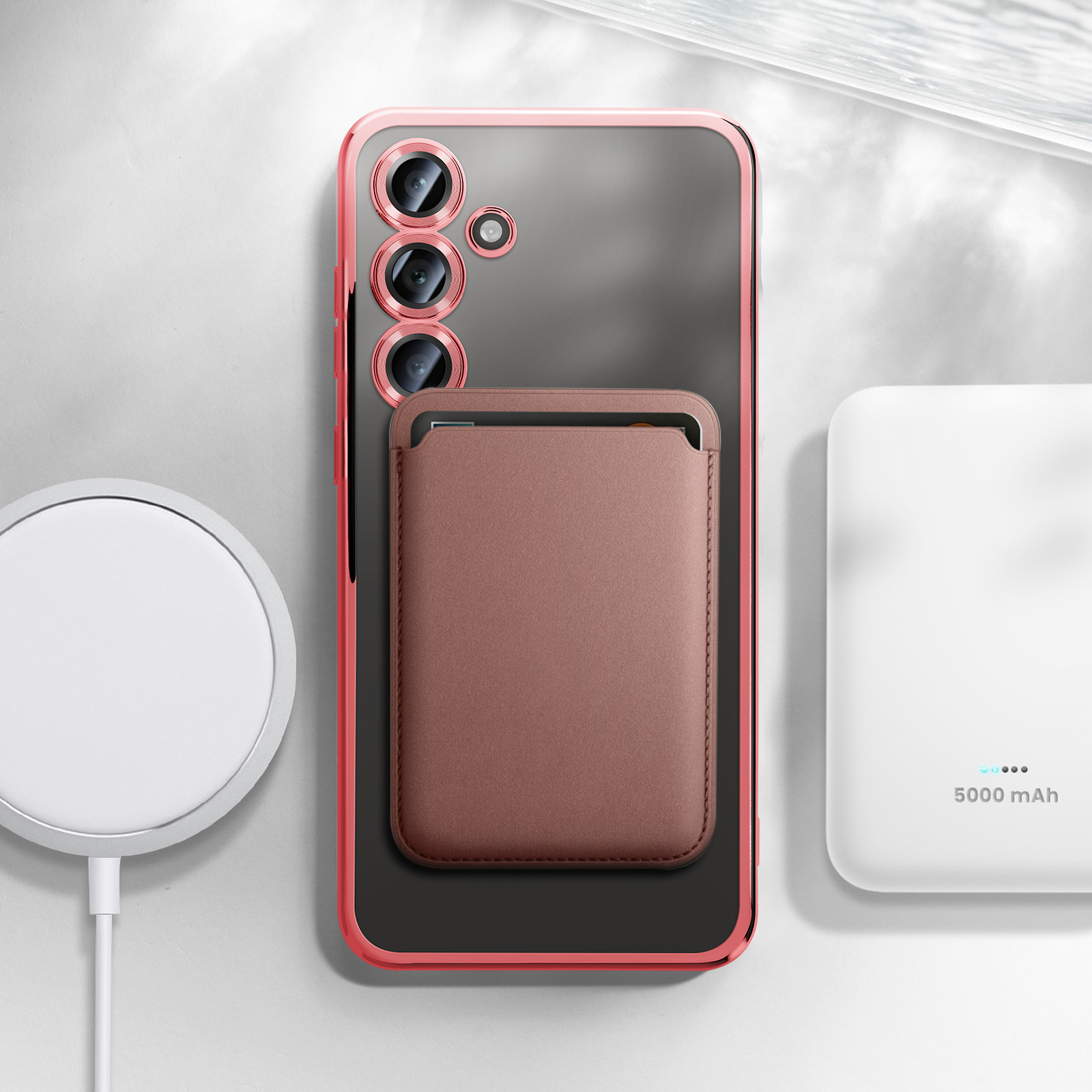Custodia per telefono con porta carte marrone, caricabatterie bianco e caricabatterie da 5000 mAh.