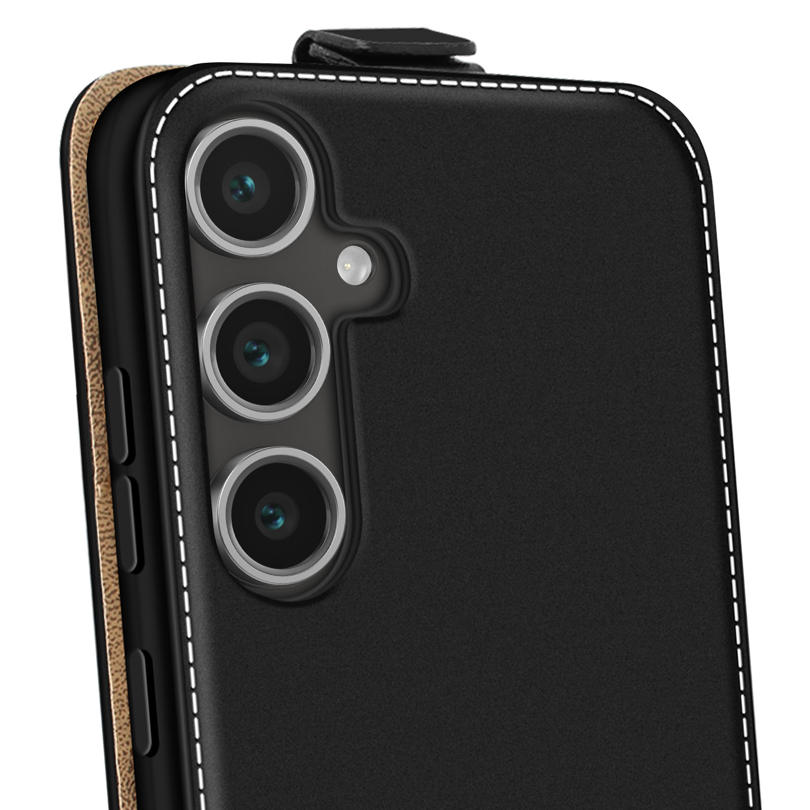 Primo piano di una custodia nera per telefono con lenti a tripla fotocamera e cuciture bianche.