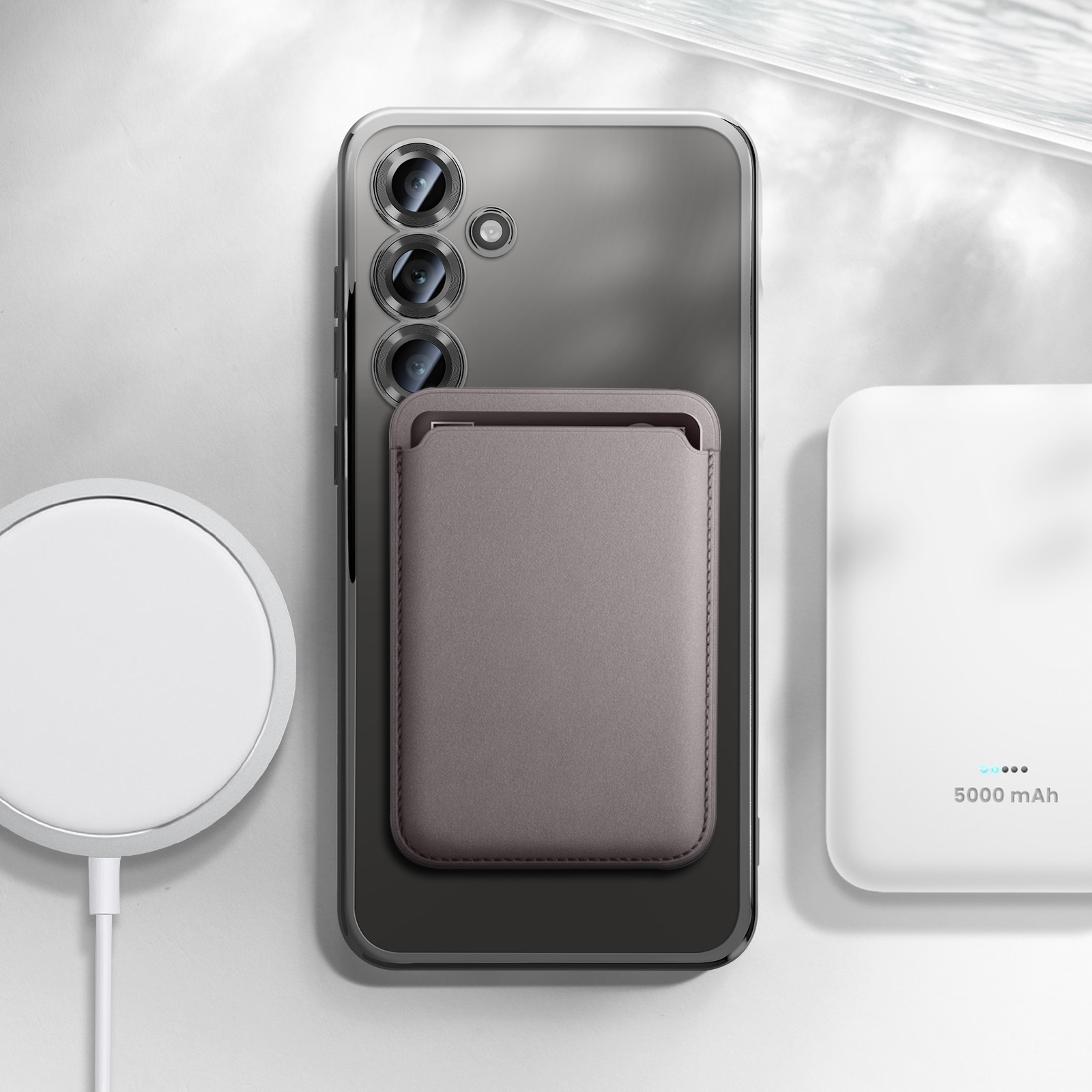Telefono con custodia a portafoglio e caricabatterie. Telefono grigio con custodia a portafoglio grigia e caricabatterie bianco.