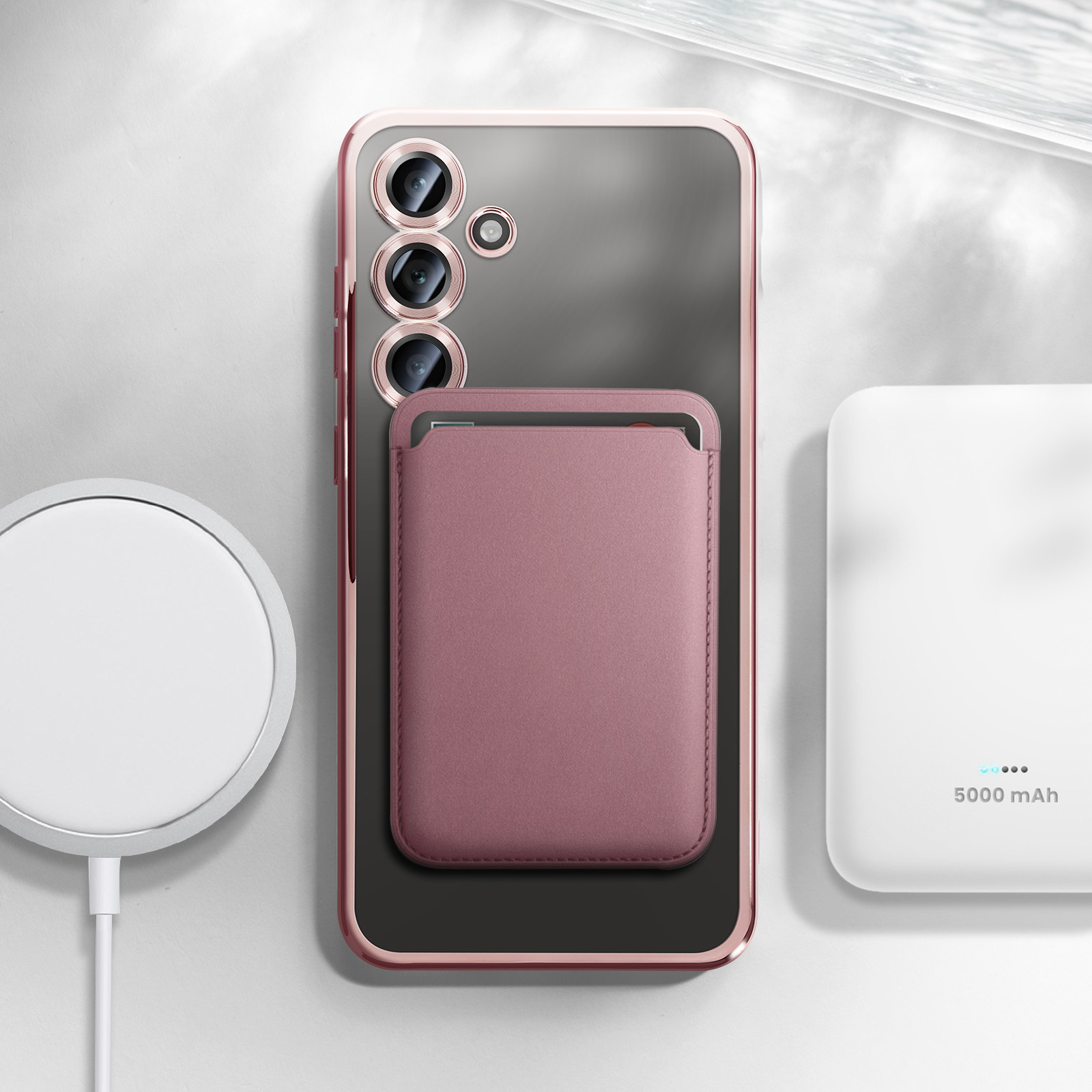 Telefono con custodia a portafoglio e caricabatterie. Telefono oro rosa con custodia a portafoglio rosa e caricabatterie bianco.
