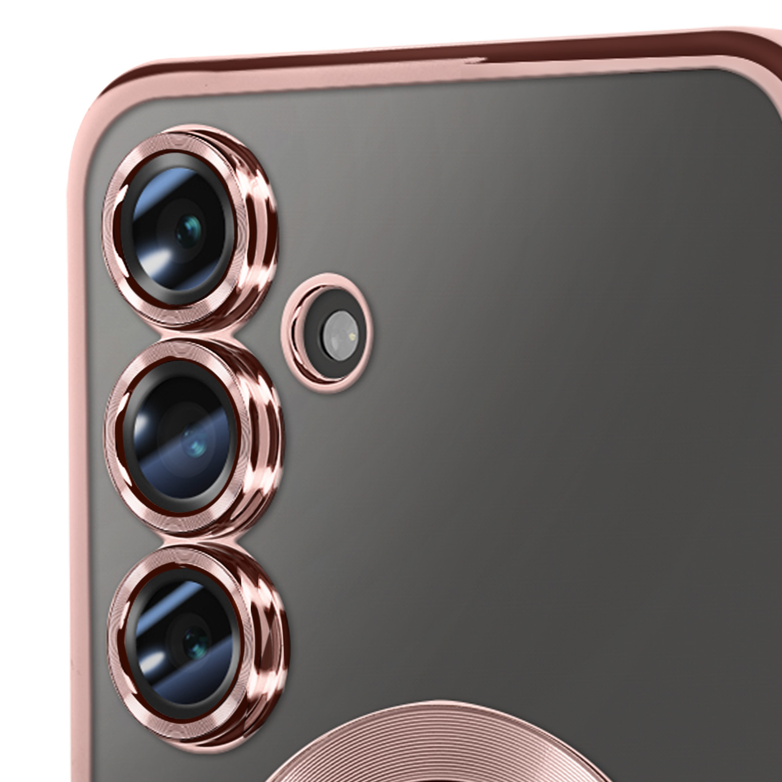 Primo piano della zona della fotocamera di un telefono con tre obiettivi, accenti dorati e retro trasparente.