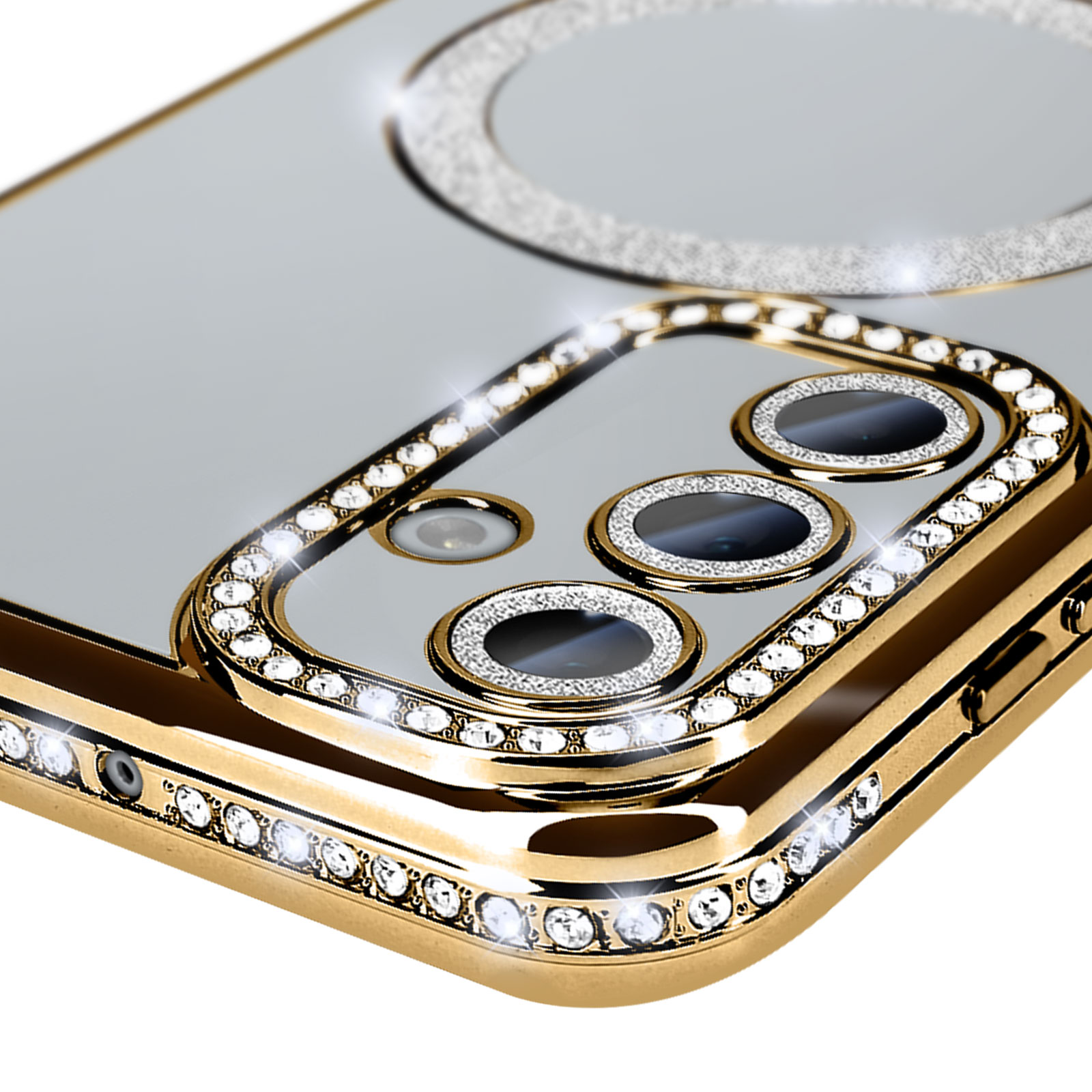 Primo piano di una custodia per telefono con strass. Colore oro e tre lenti della fotocamera.