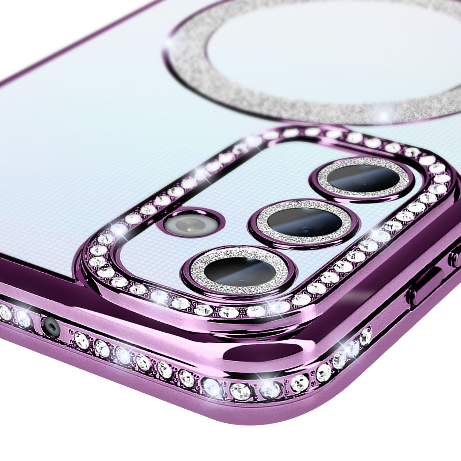 Primo piano di una custodia viola con cristalli intorno alla fotocamera e un anello.