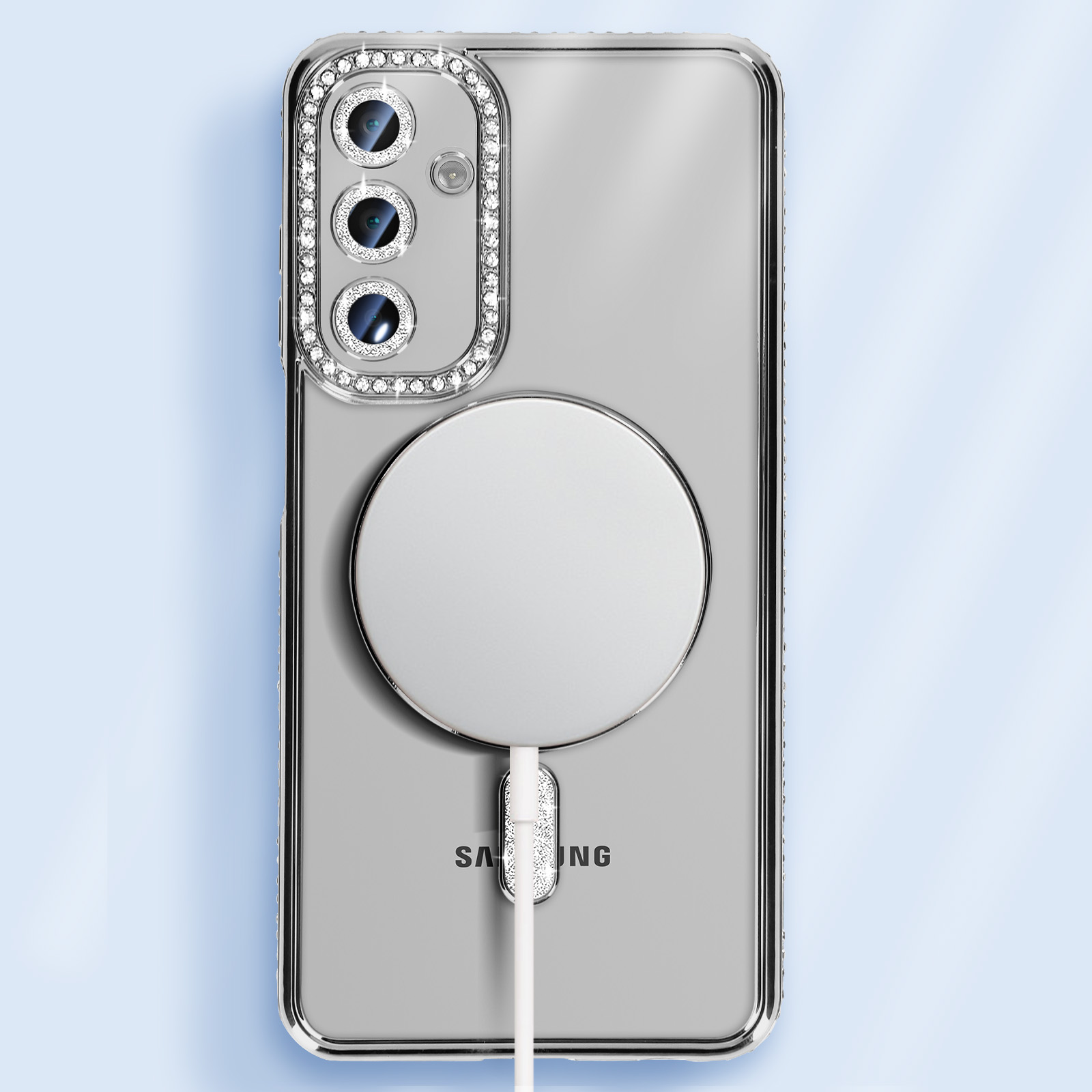 Telefono con custodia trasparente, strass attorno alla fotocamera. Cavo di ricarica e sfondo bianchi.