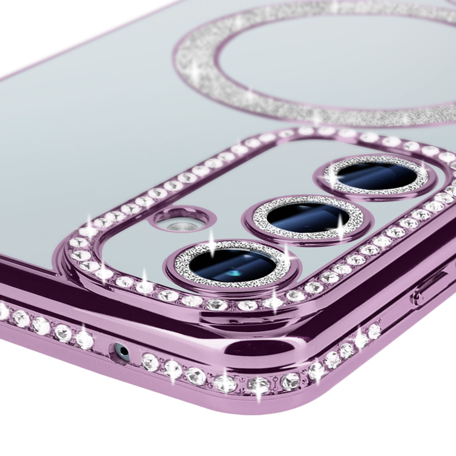 Primo piano dell'obiettivo della fotocamera del telefono circondato da una cornice rosa e diamantata.