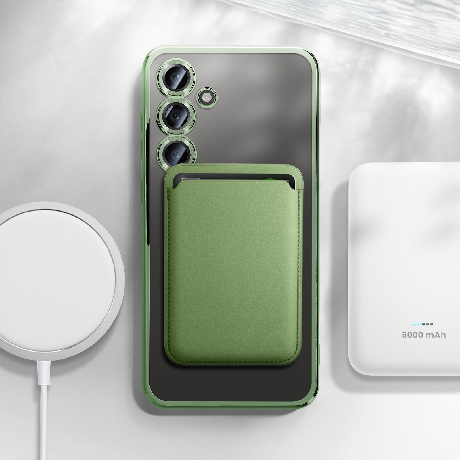 Telefono con custodia verde, porta carte e base di ricarica.