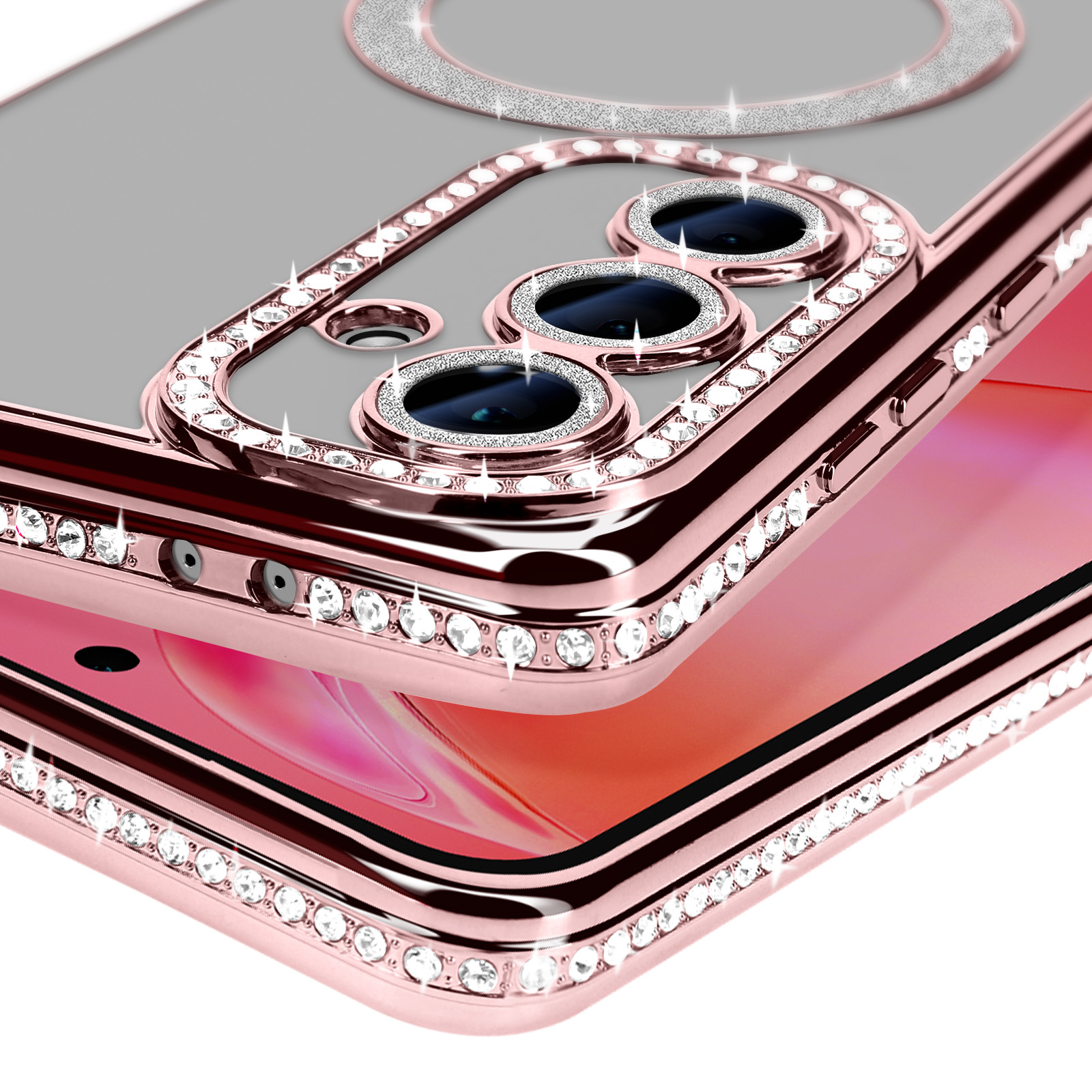 Primo piano di una custodia per telefono con strass. Colore oro rosa e tre lenti della fotocamera.