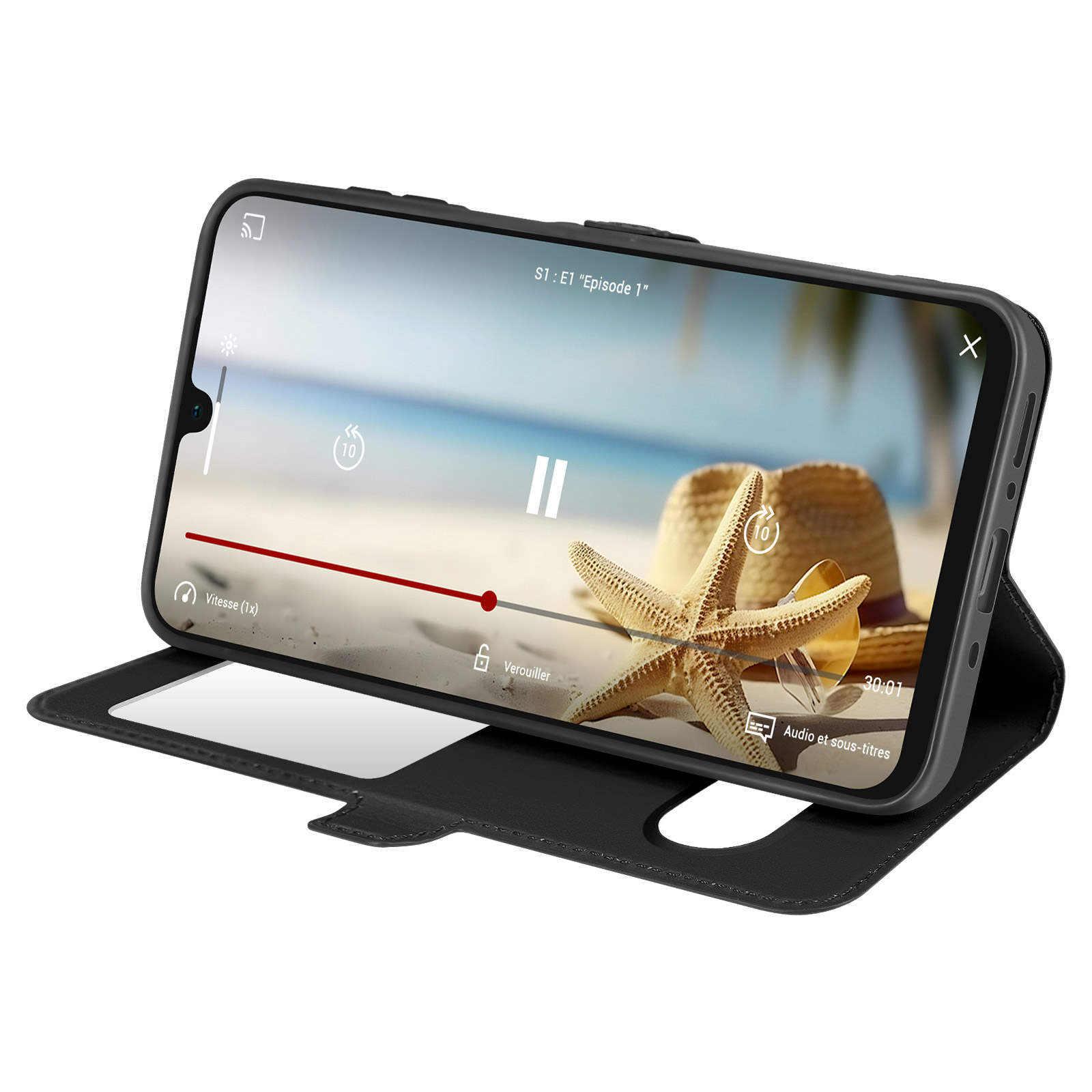Telefono in custodia che riproduce un film. Stella marina, cappello sulla spiaggia.