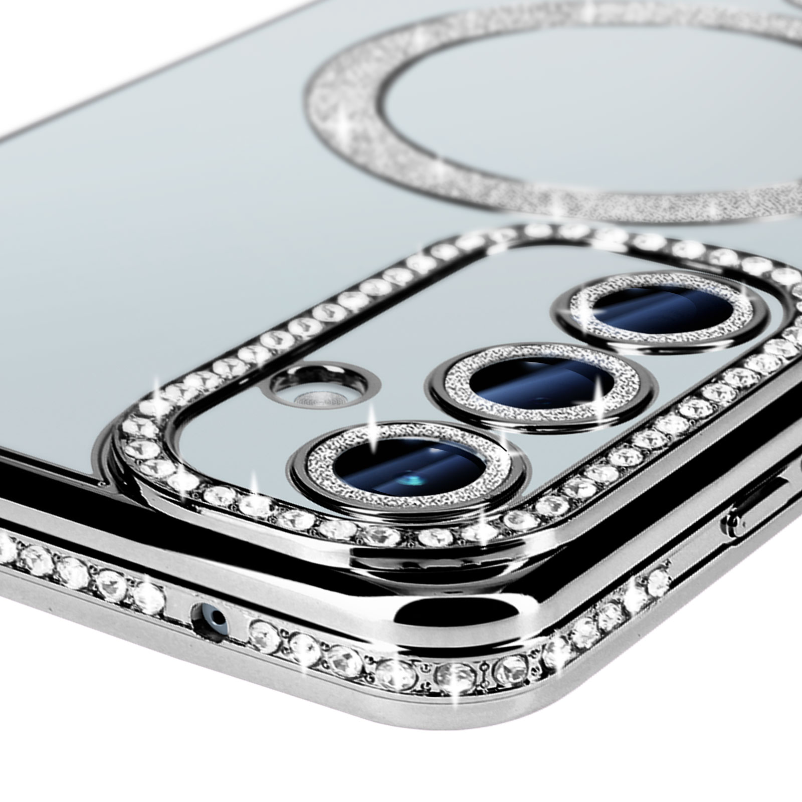 Primo piano della custodia del telefono. Obiettivi della fotocamera con strass. Custodia argentata.