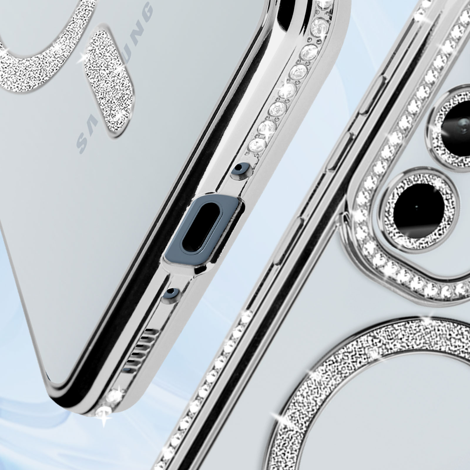 Primo piano della custodia del telefono con strass intorno alla fotocamera e ai bordi. Colore argento.