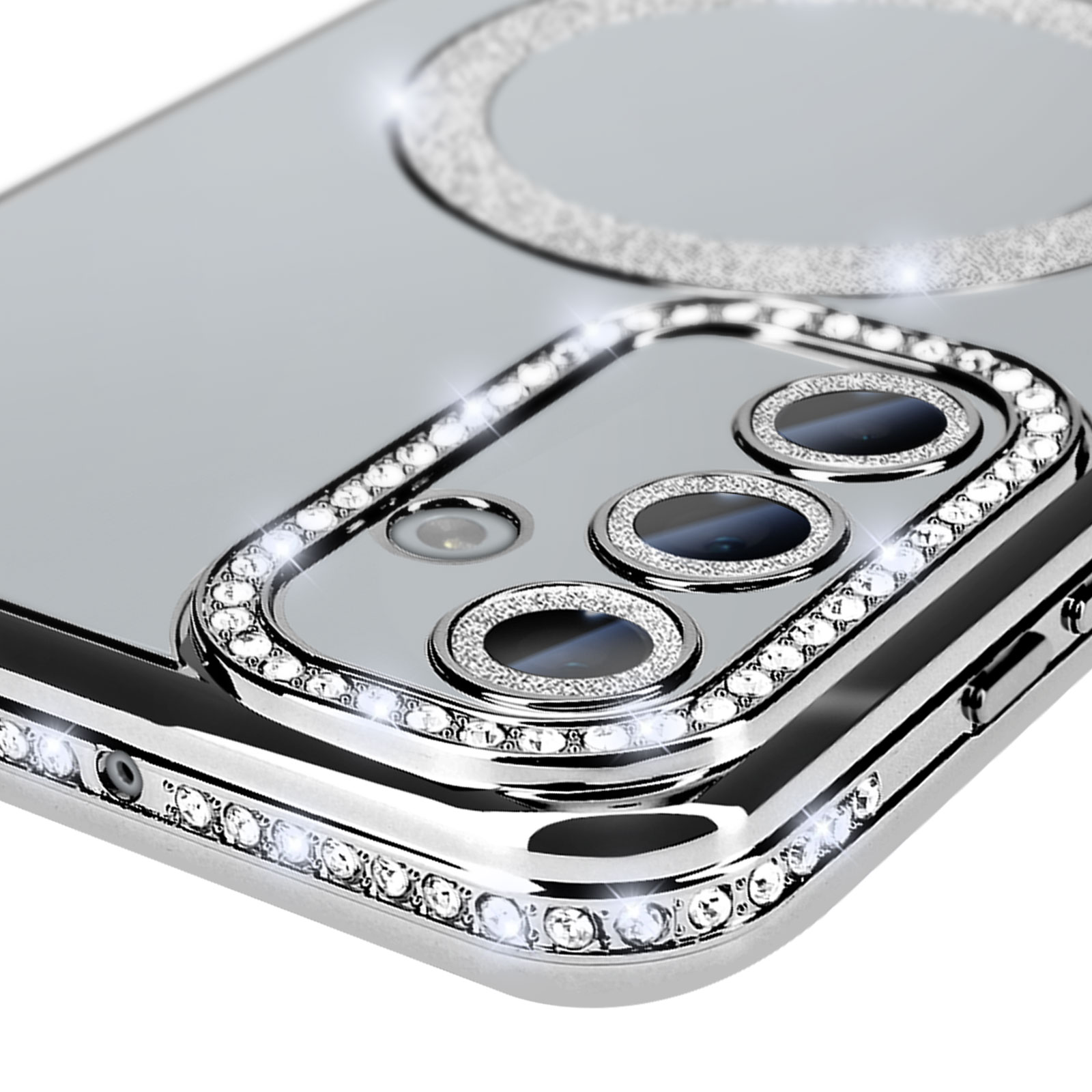 Primo piano della custodia del telefono con strass. Obiettivi e bordi della fotocamera sono lucenti.