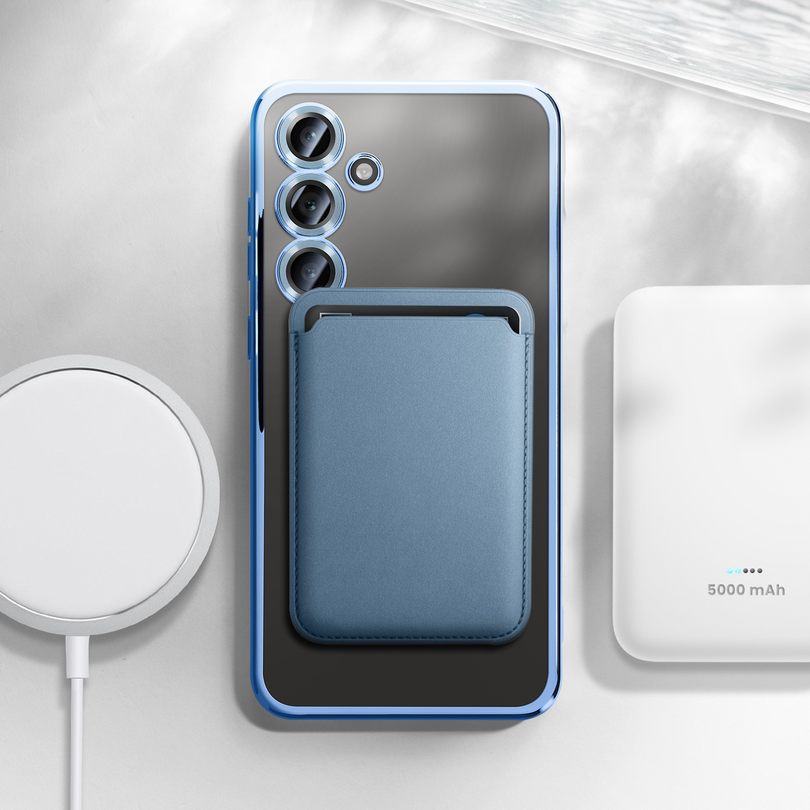 Una custodia per telefono con un porta carte blu attaccato. Un caricatore bianco è vicino sul tavolo.