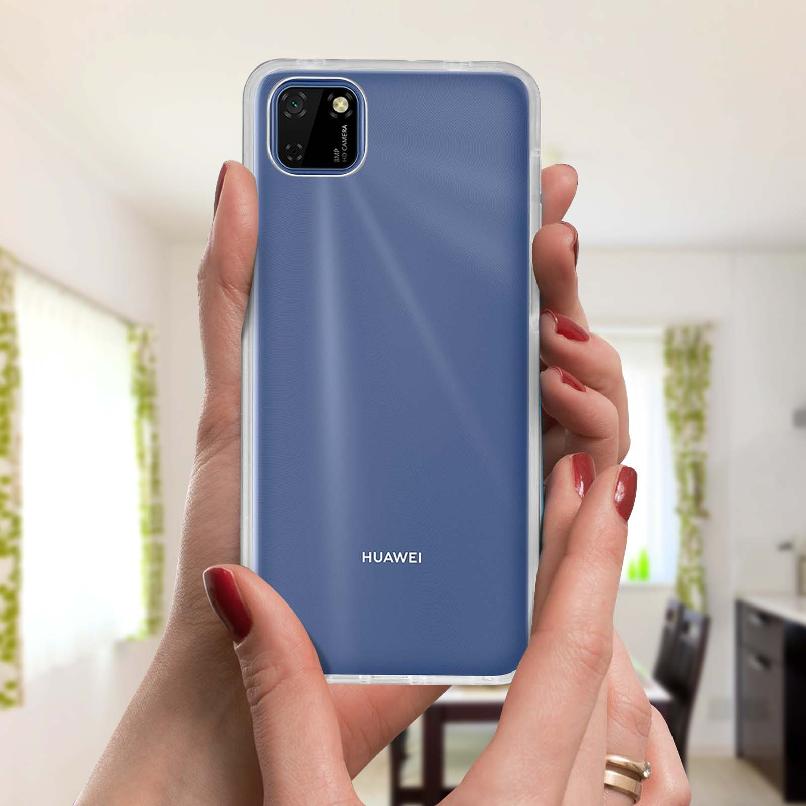 Handen die een blauwe telefoon vasthouden. De telefoon zit in een transparante hoes. Het Huawei-logo is zichtbaar.