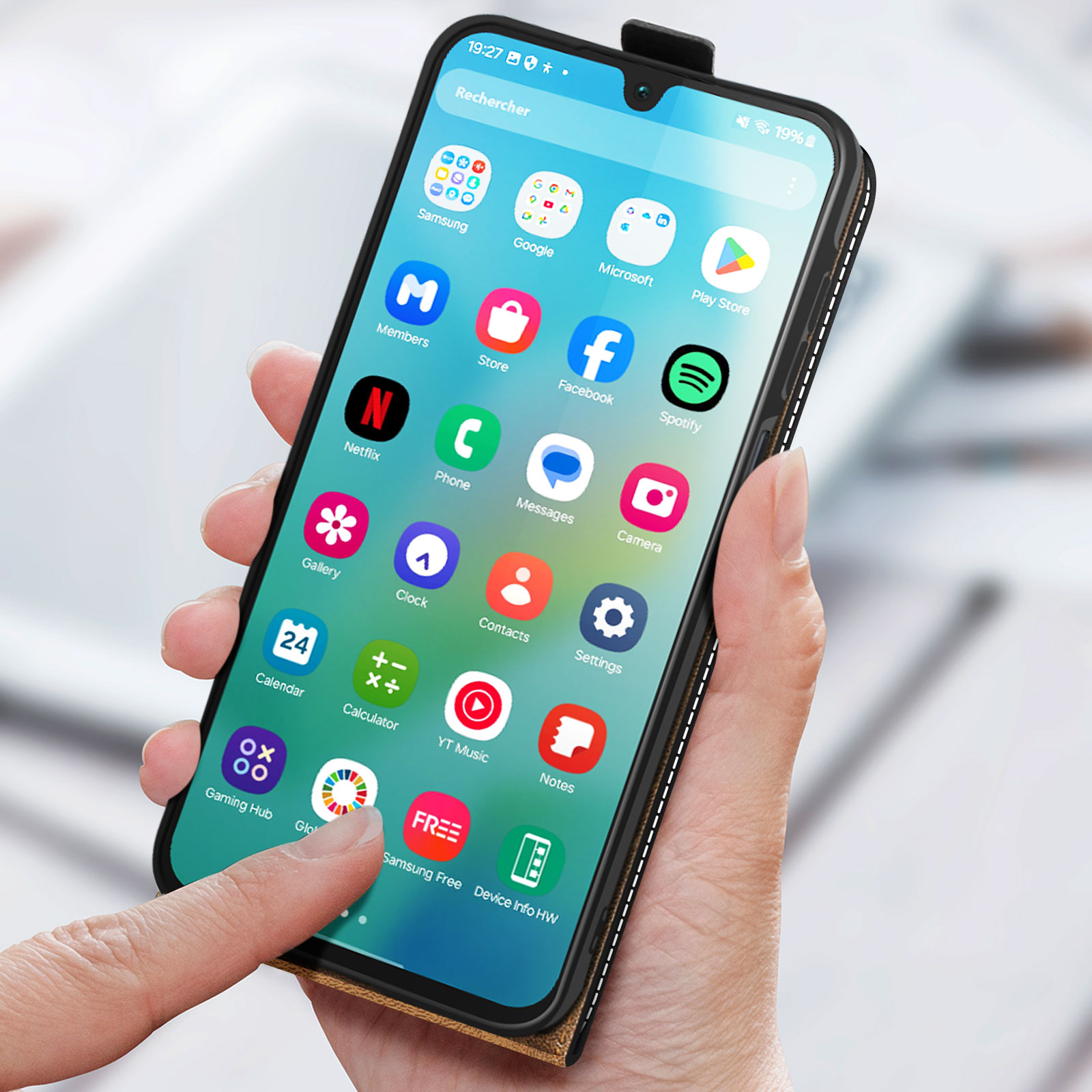 Hand hält ein Telefon in einer Hülle mit vielen Apps. Das Telefon ist braun und schwarz.