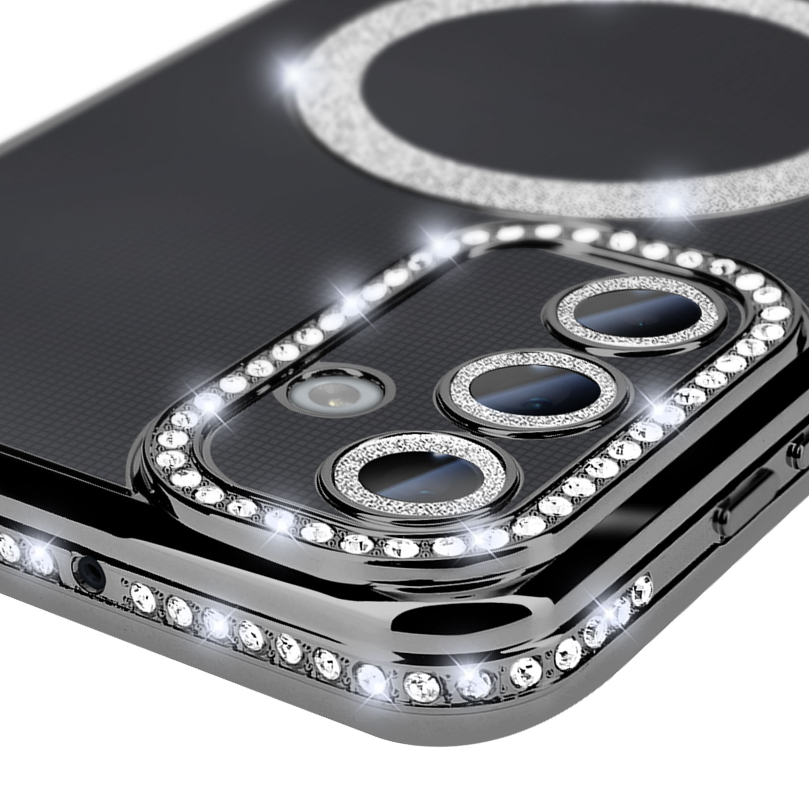 Primo piano di una custodia per telefono con strass attorno alle lenti della fotocamera.