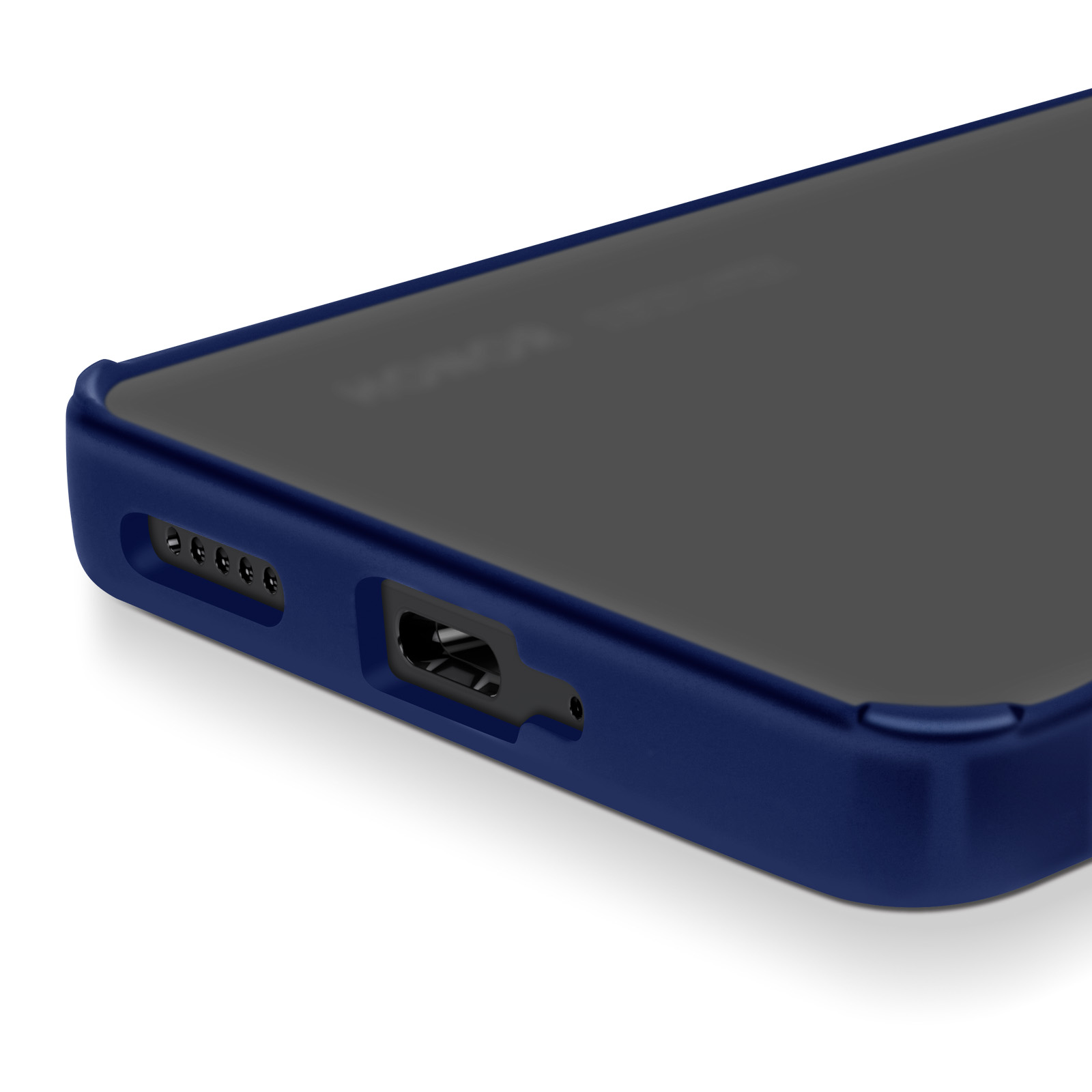 Primo piano del bordo inferiore di un telefono blu navy, con fori per altoparlanti, porta di ricarica e jack.