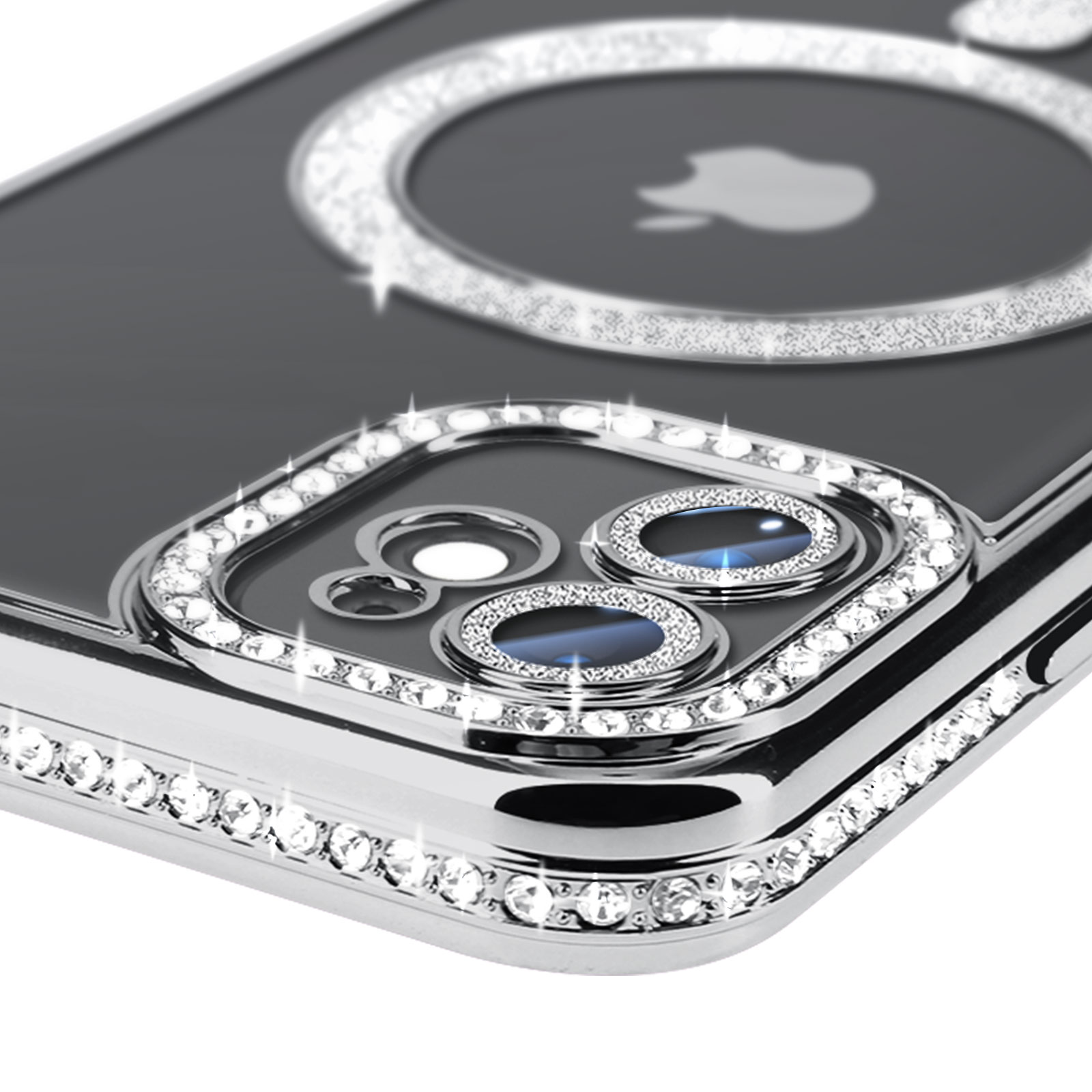 Primo piano di una custodia per telefono con strass attorno agli obiettivi della fotocamera. La custodia è argentata e lucente.