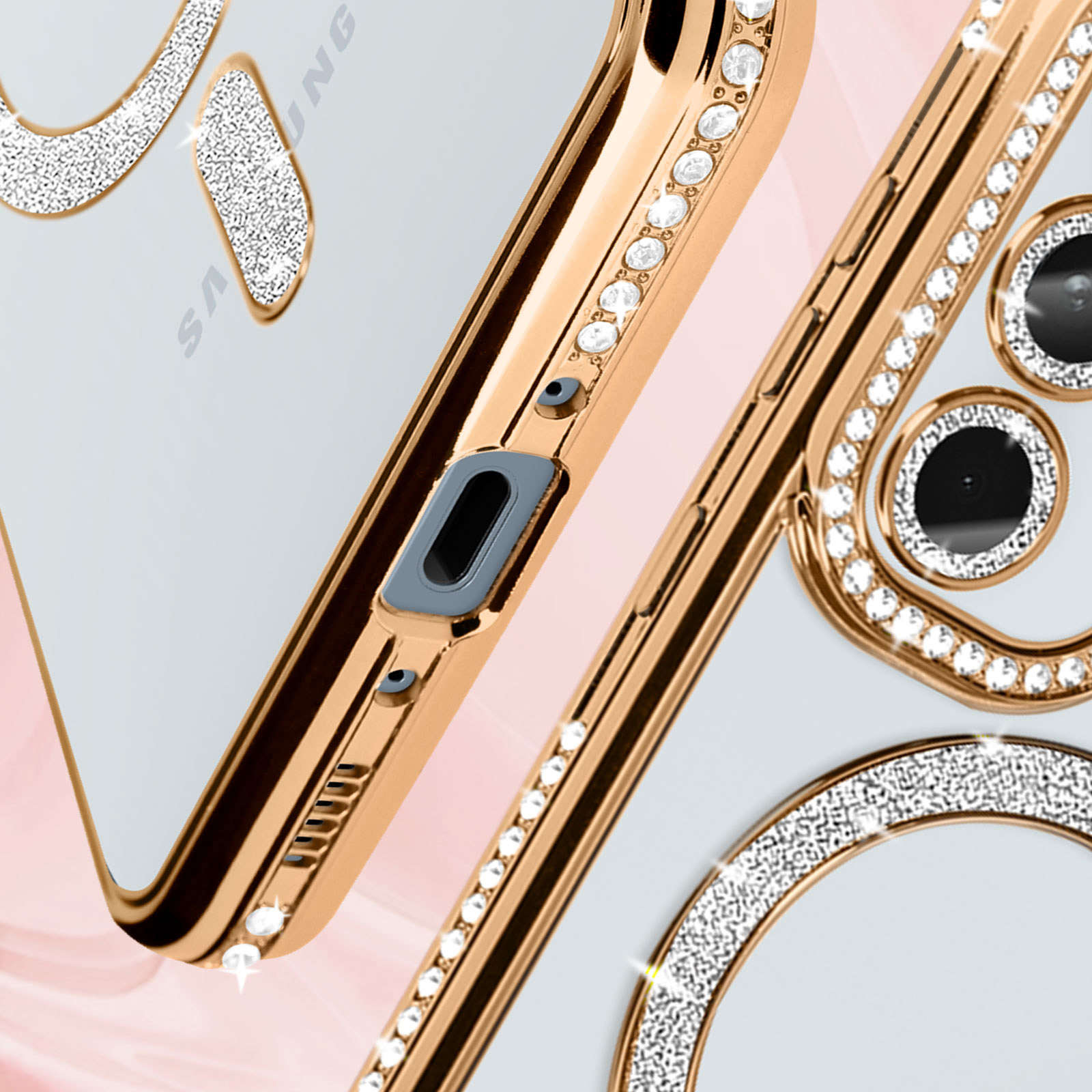 Vista ravvicinata di una custodia per telefono dorata con strass. La custodia è decorata con pietre lucenti.