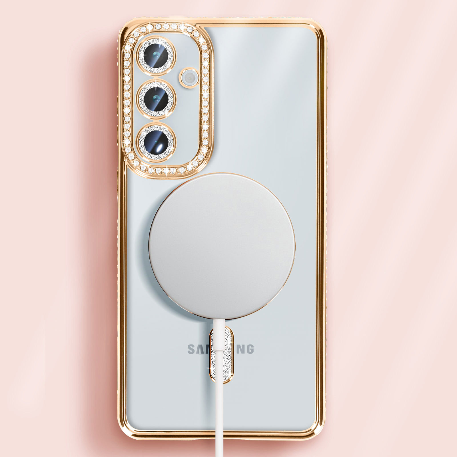 Primo piano di una custodia per telefono dorata con un caricatore magnetico bianco, su sfondo rosa.