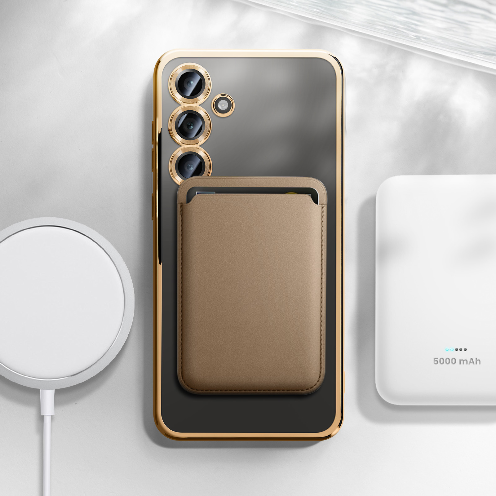 Custodia per telefono con bordi dorati con portafoglio e power bank su una superficie bianca. Logo Samsung visibile sul telefono.