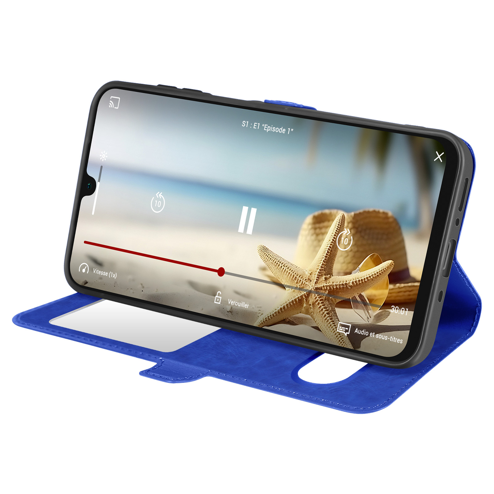 Telefono in una custodia blu. Video sulla spiaggia in riproduzione sullo schermo. Stelle marine e cappello visibili.