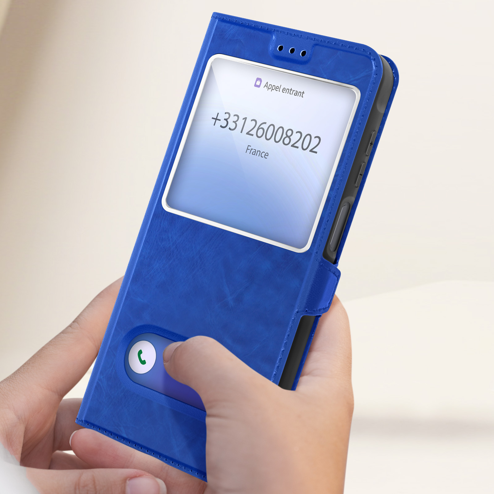 Custodia blu per telefono. Schermo del telefono che mostra una chiamata in arrivo. Materiale blu simile alla pelle.