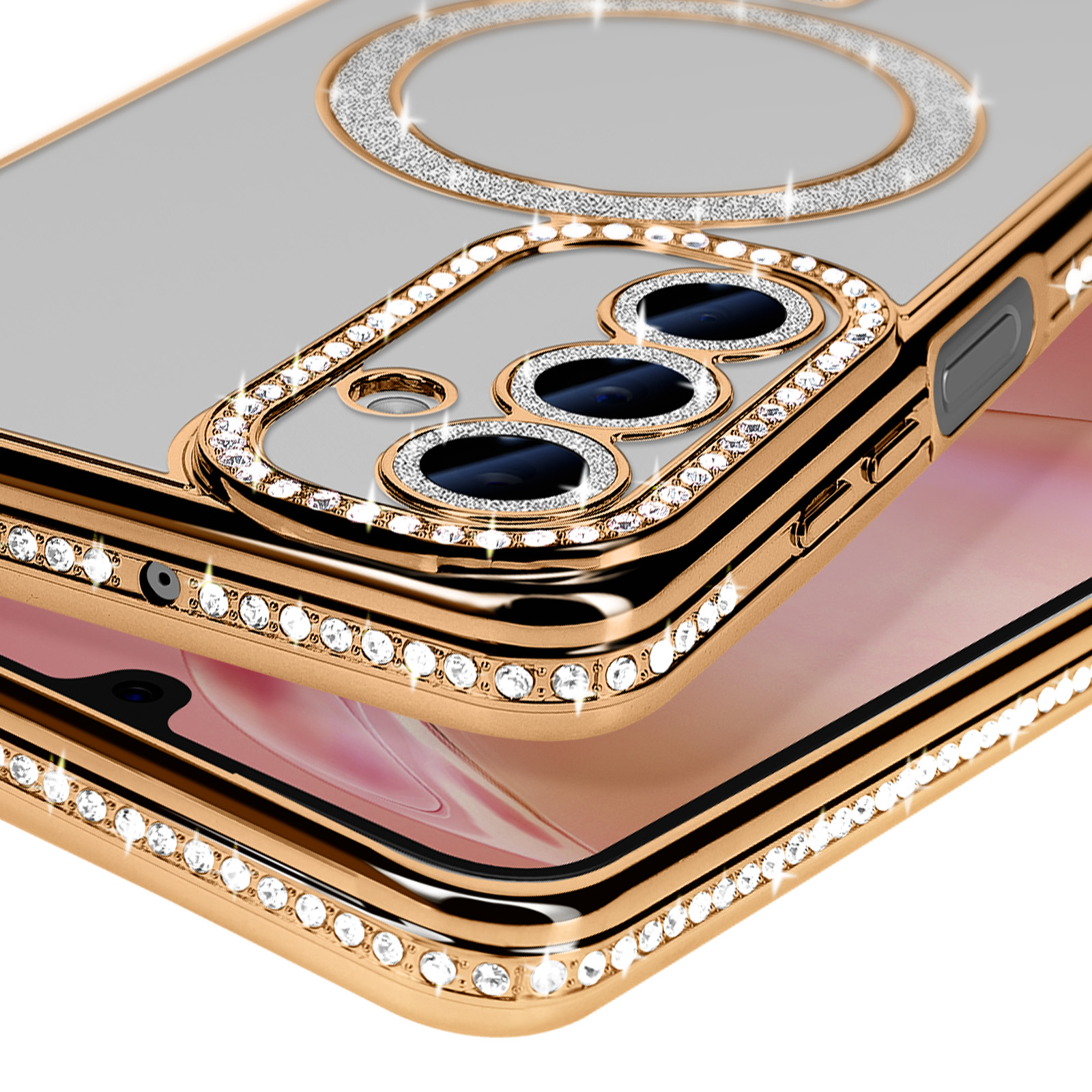 Custodia dorata per telefono con strass. Il telefono ha tre obiettivi, un anello MagSafe ed è su una superficie bianca.