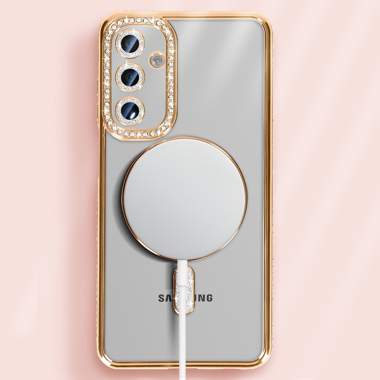 Custodia trasparente per telefono con finiture dorate e strass. Il telefono ha tre obiettivi e una porta di ricarica.