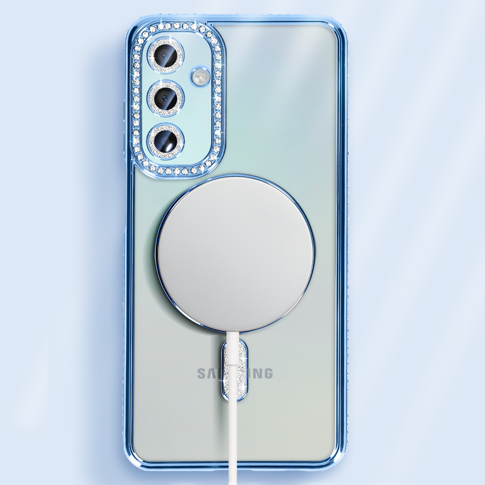 Custodia blu per telefono con strass. Il telefono ha tre obiettivi, un anello MagSafe e un cavo di ricarica.