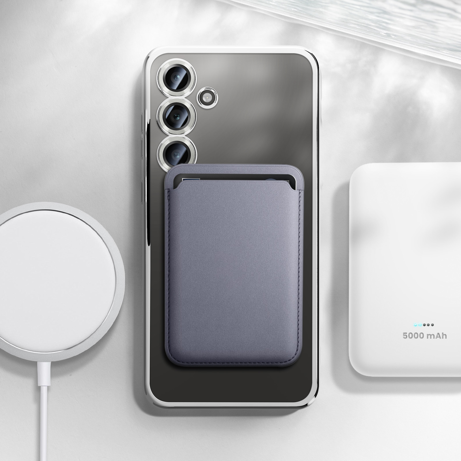 Telefono con custodia e caricatore. La custodia ha un porta carte. Il caricatore indica 5000 mAh.