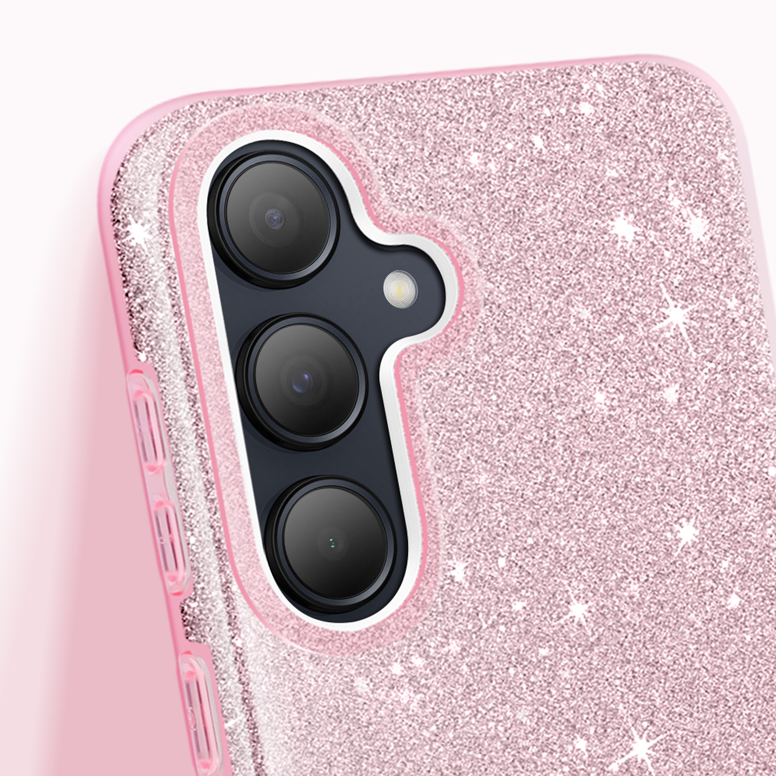 Custodia rosa glitterata per telefono. Primo piano delle lenti della fotocamera.