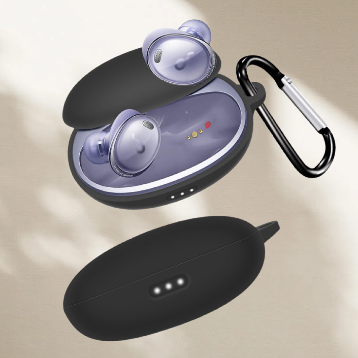 Schwarze Ohrhörerhülle geöffnet mit Ohrhörern. Schwarzer Karabiner und weißer HG.