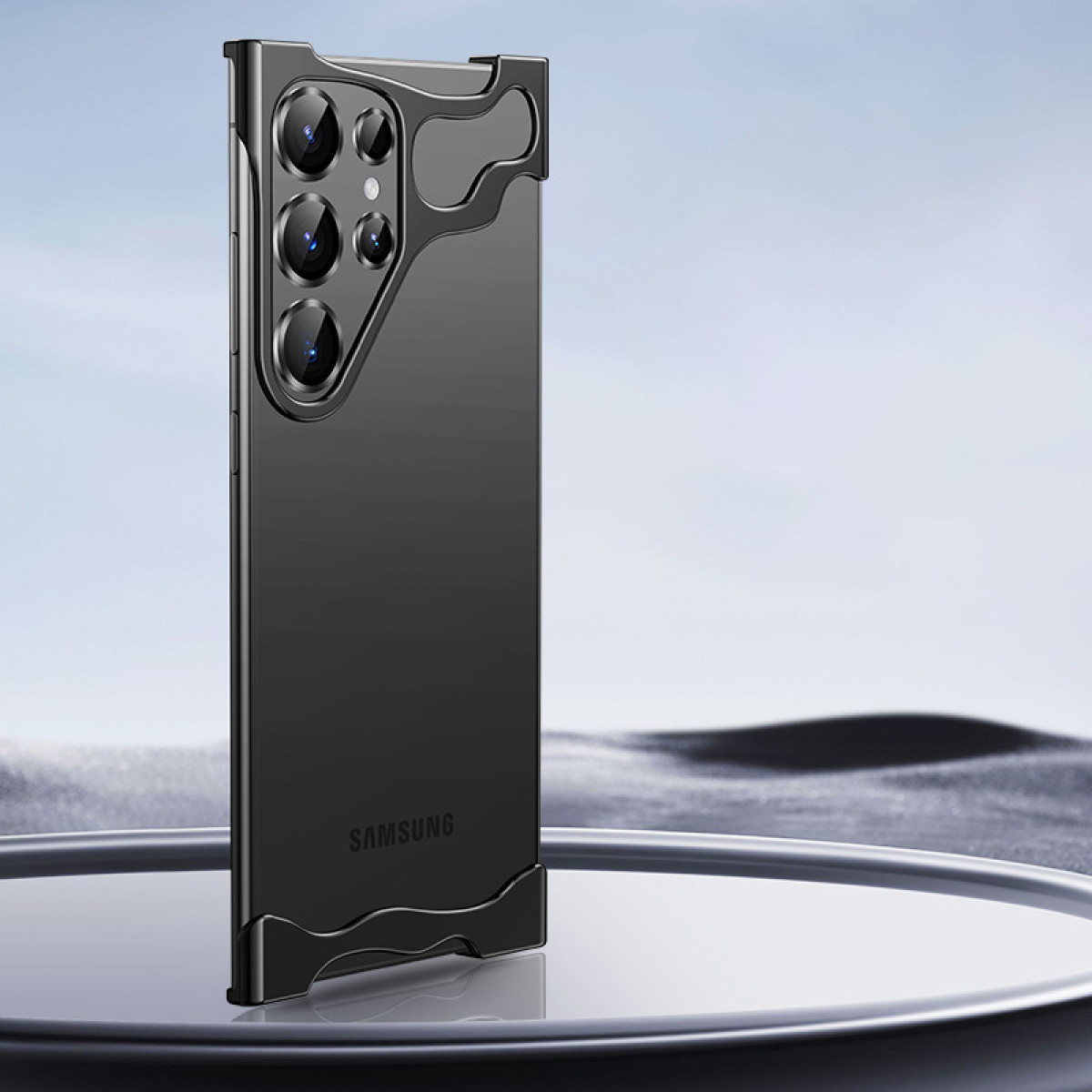 Custodia nera con telefono dentro, su superficie riflettente, sfondo cielo blu.